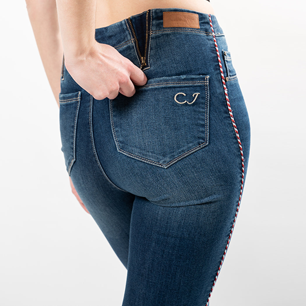 Pantalón ajustado al tobillo con ribete lateral trenzado