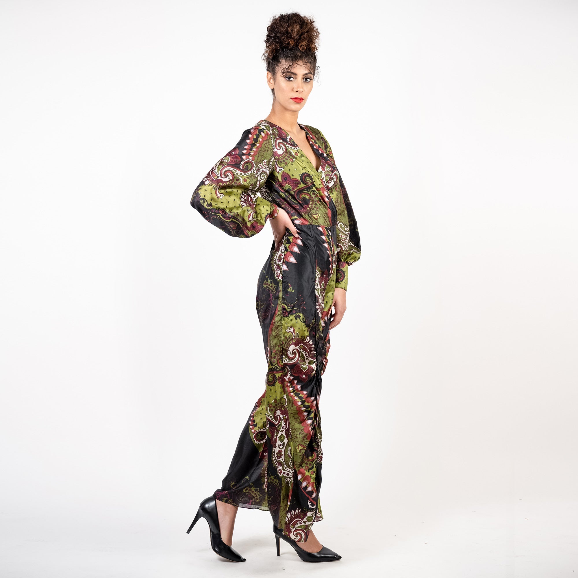 Mono cruzado con pierna fruncida