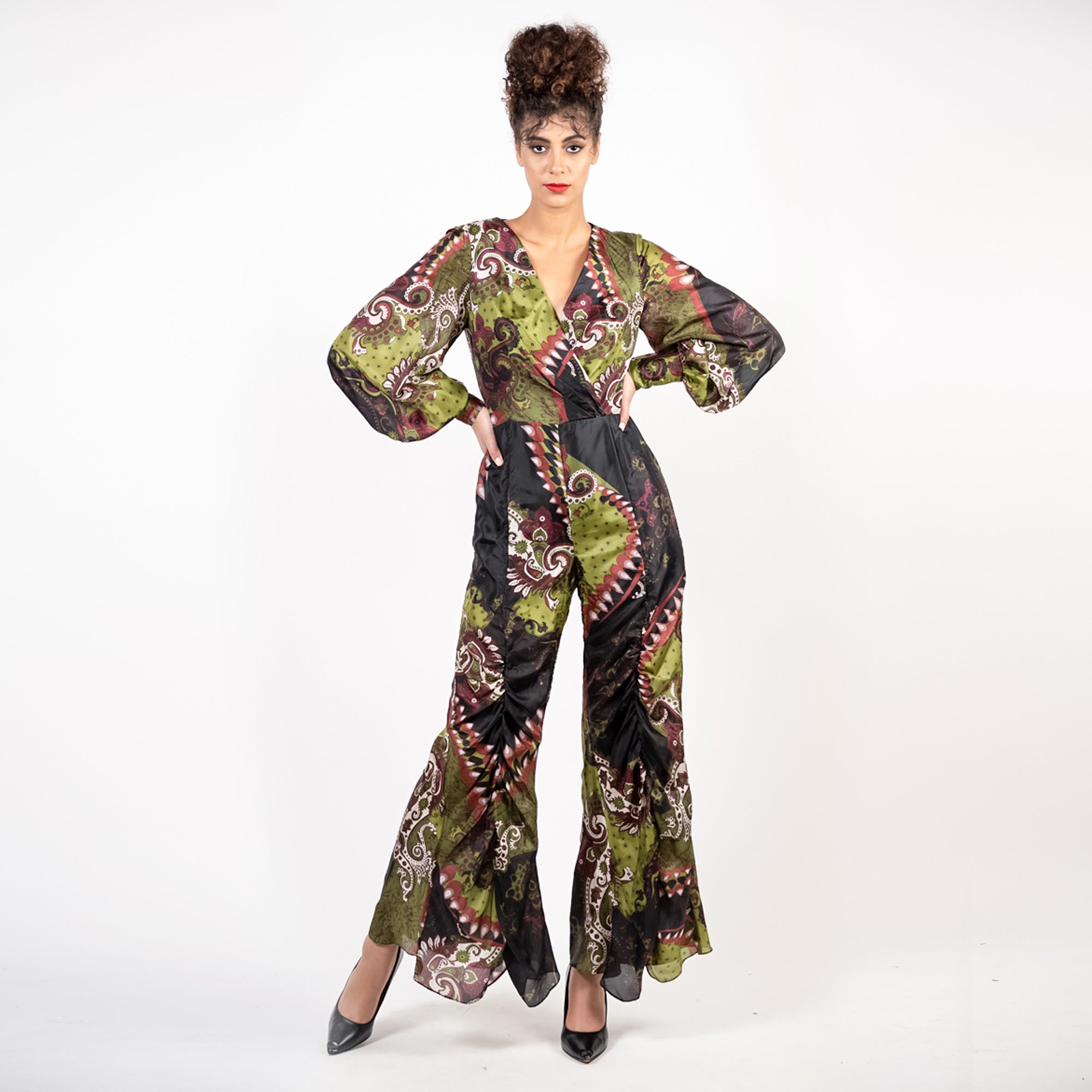 Mono cruzado con pierna fruncida