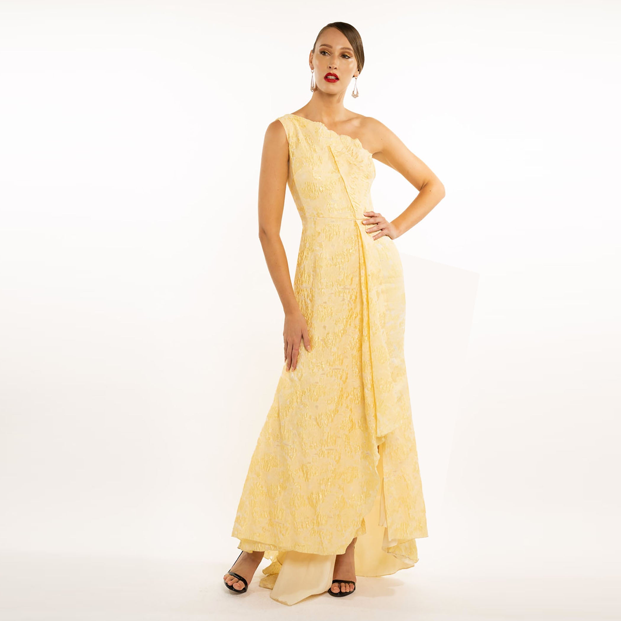 Vestido de um ombro só com sobreposição de origami