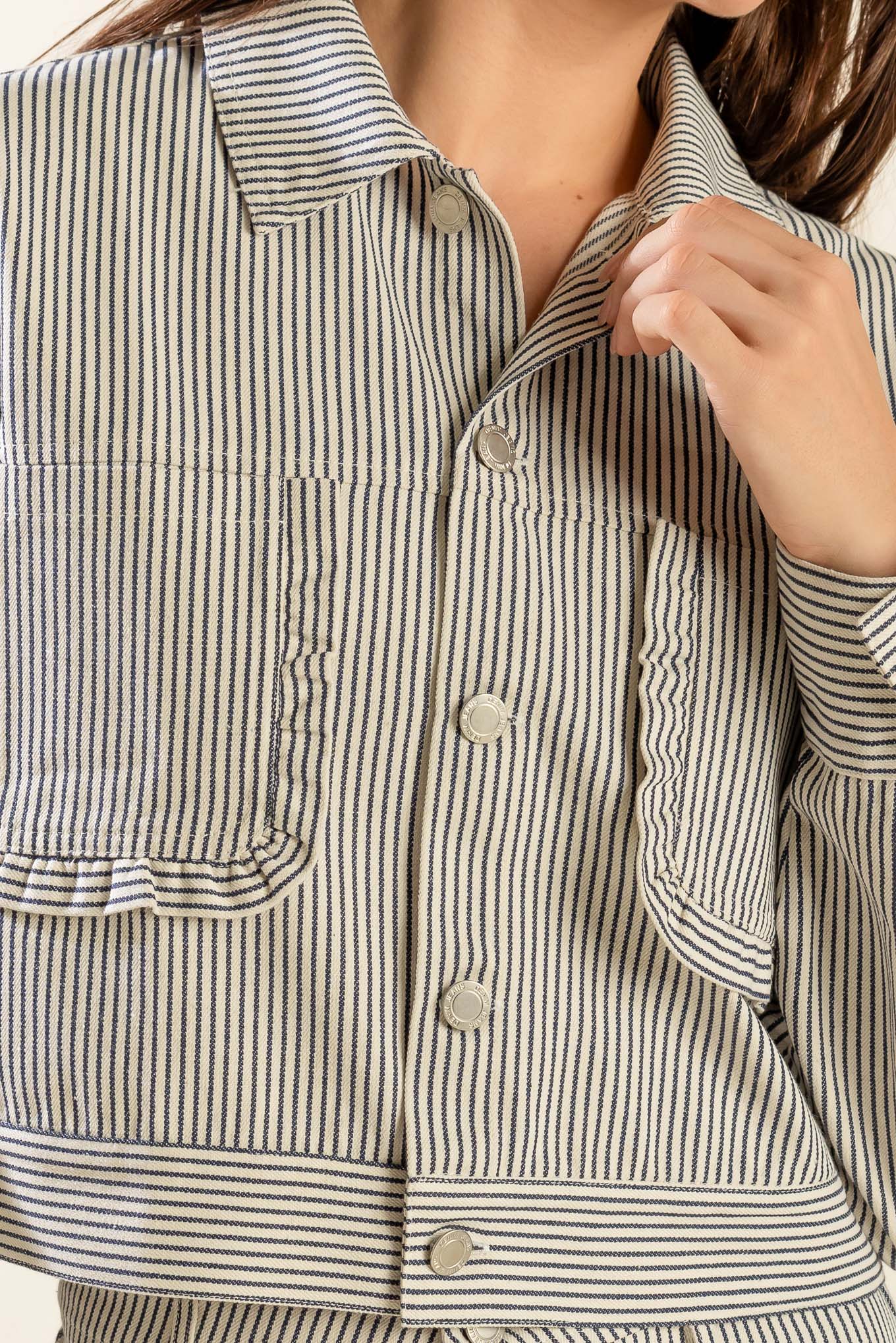 Sinceramente, me encanta tu chaqueta corta de sarga.