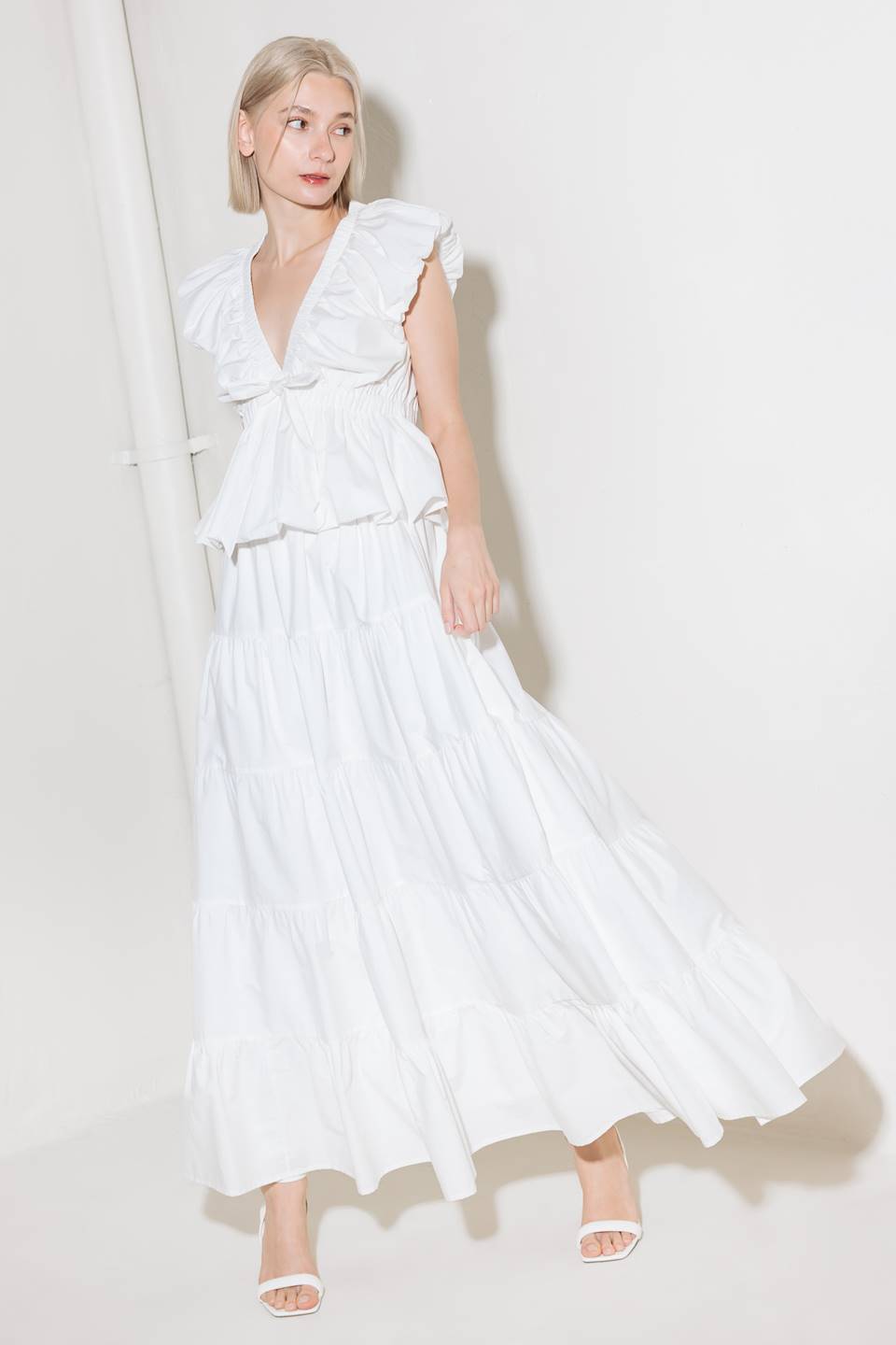 DEVAGAR COM UMA SAIA MAXI BRANCA DE TECIDO