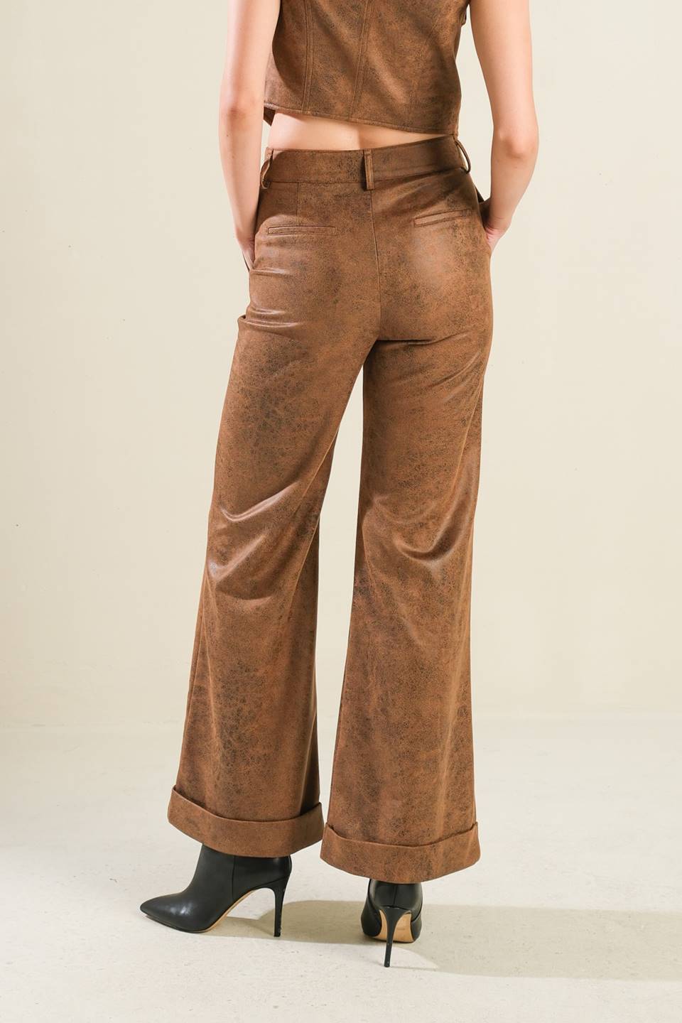 CALÇA DE COURO "UM PRESENTE DE AMOR"