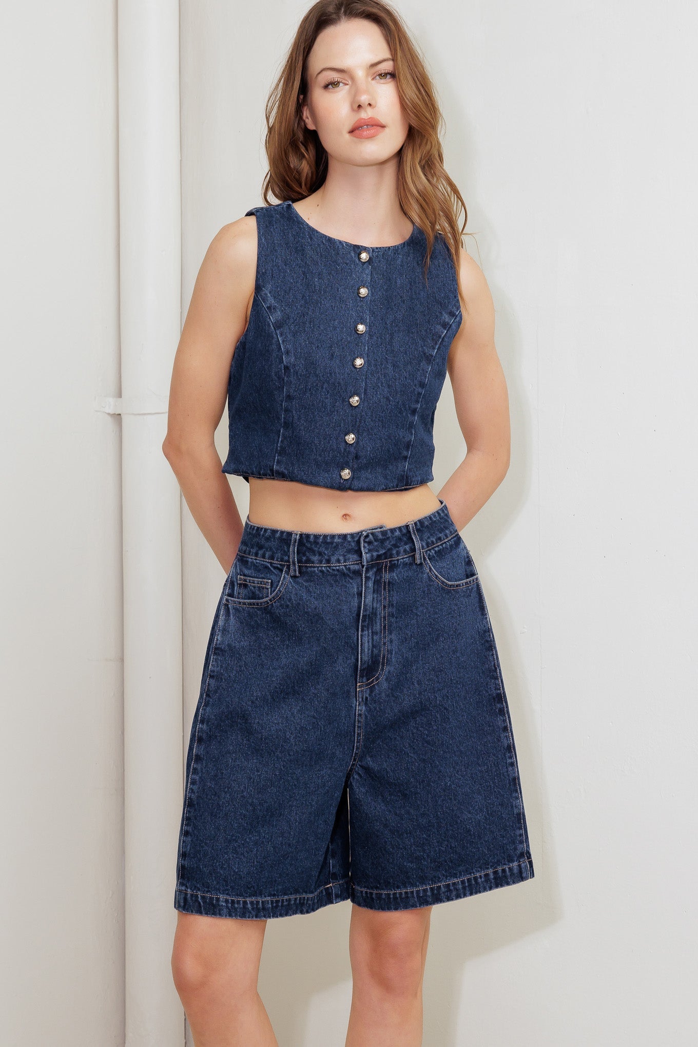 Short jeans cor café com pétalas