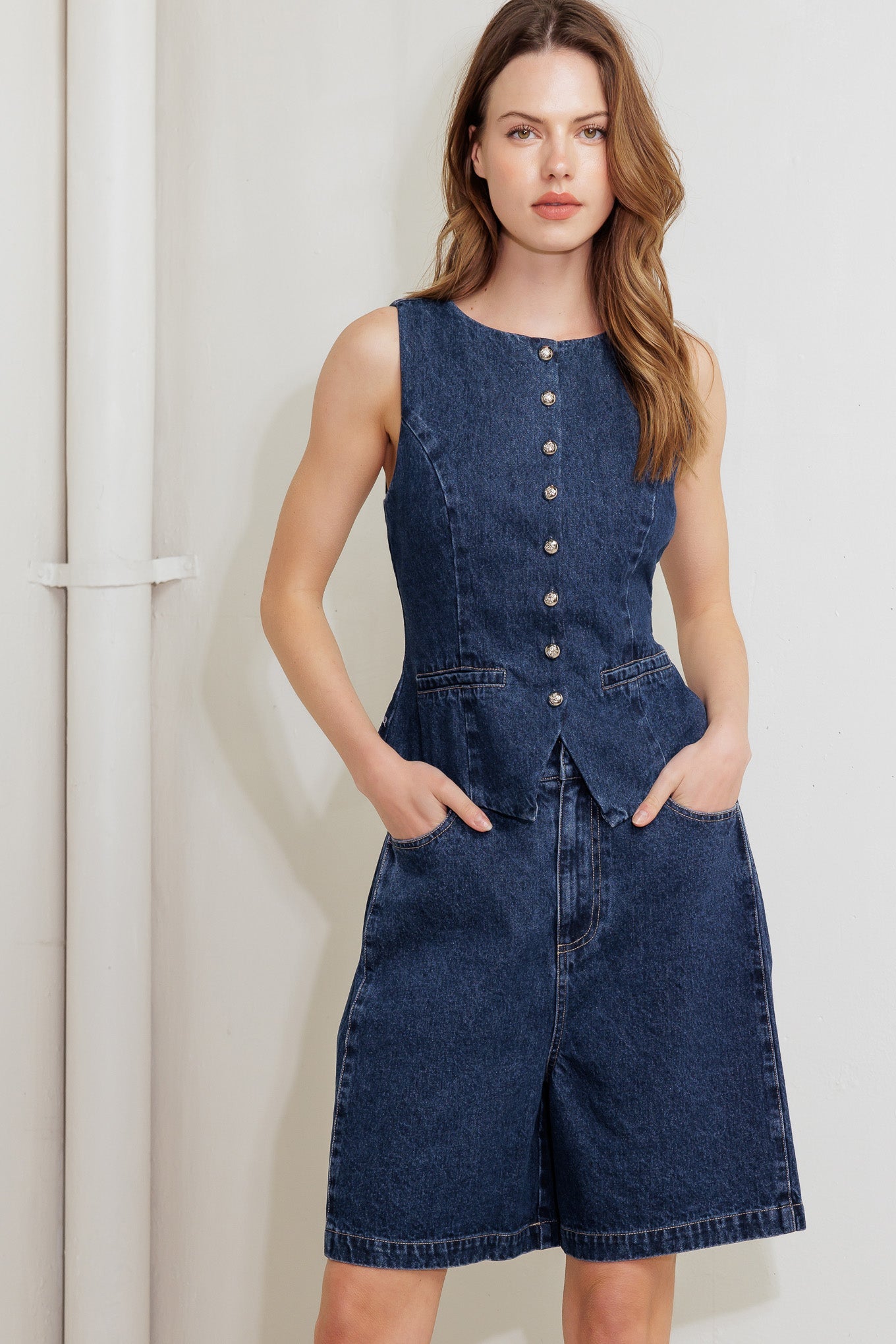 Short jeans cor café com pétalas