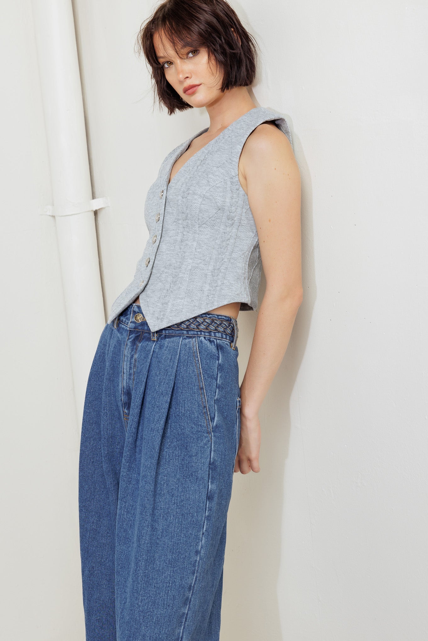 CALÇA JEANS COM REBITES ESTILO WESTERN