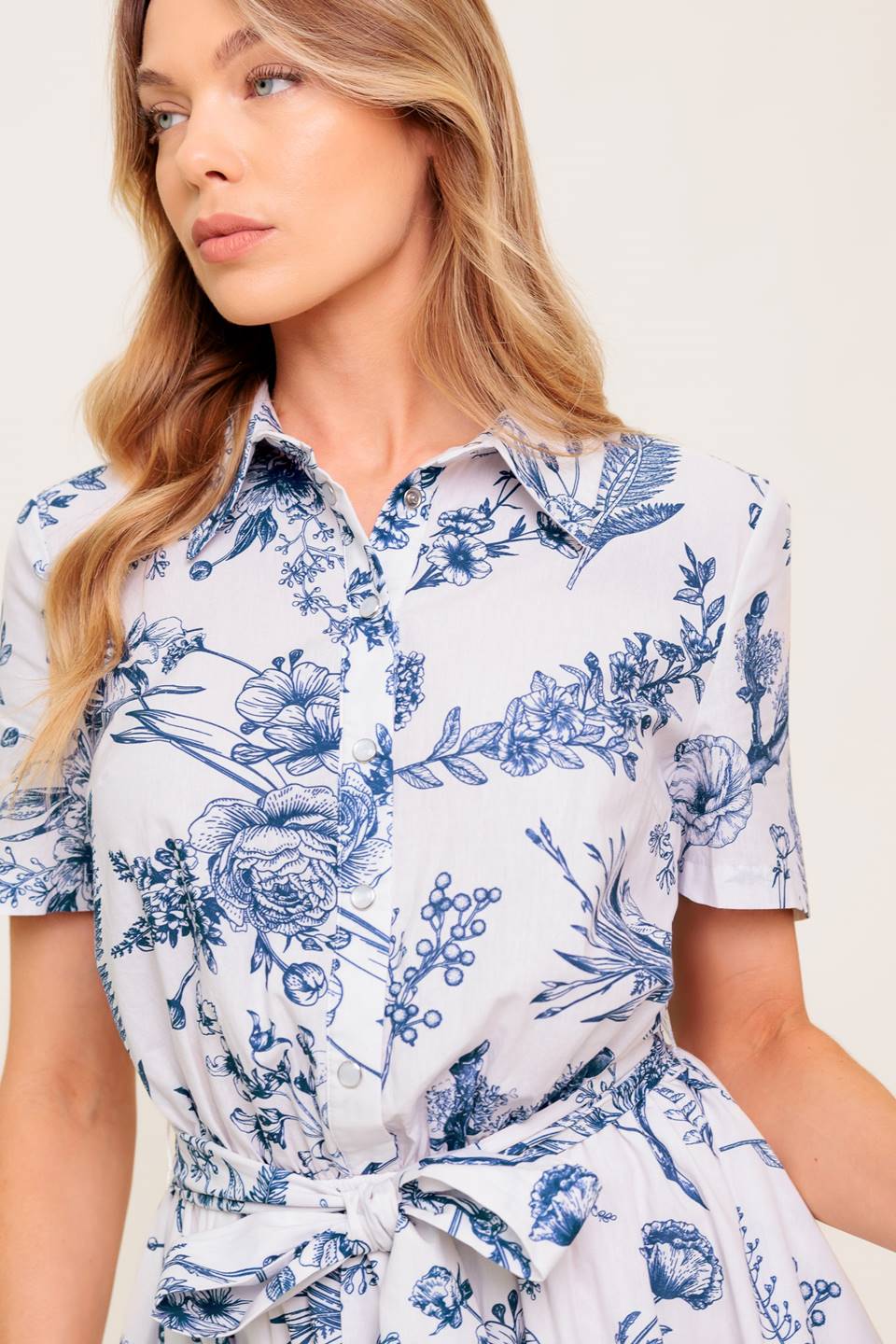 VESTIDO CAMISA MINI DE TEJIDO ROMANCE DE FLORES SILVESTRES