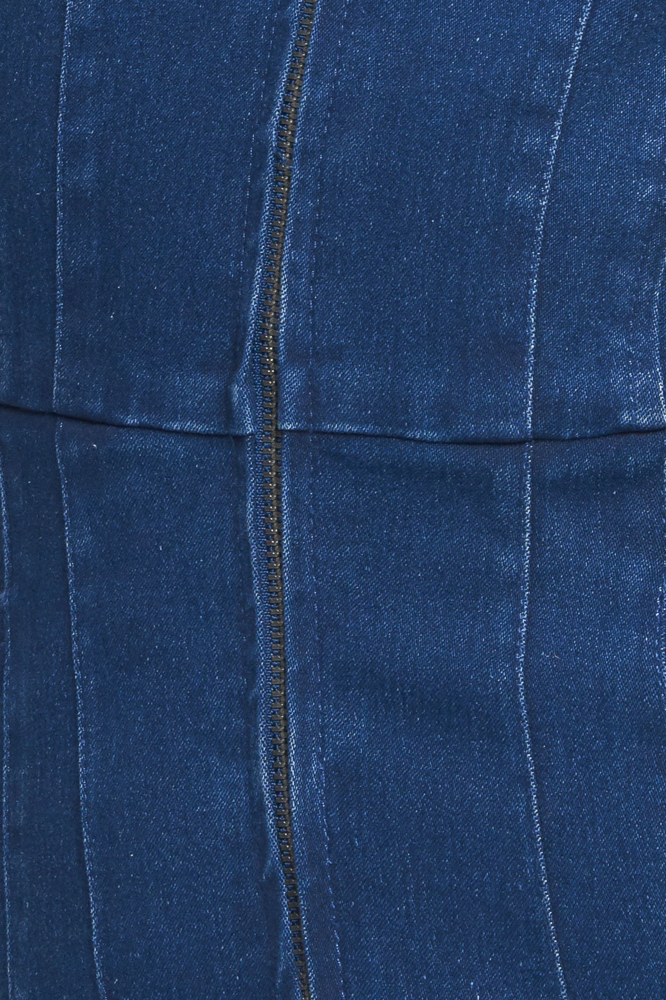 MACACÃO JEANS ÍNDIGO TAMANHO MÉDIO PARA GAROTA TÍMIDA