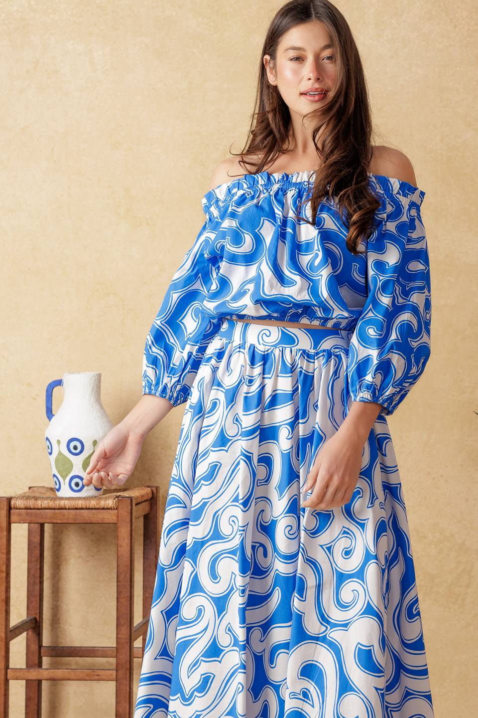 Conjunto Sunset Sashay Azul, composto por blusa e saia.