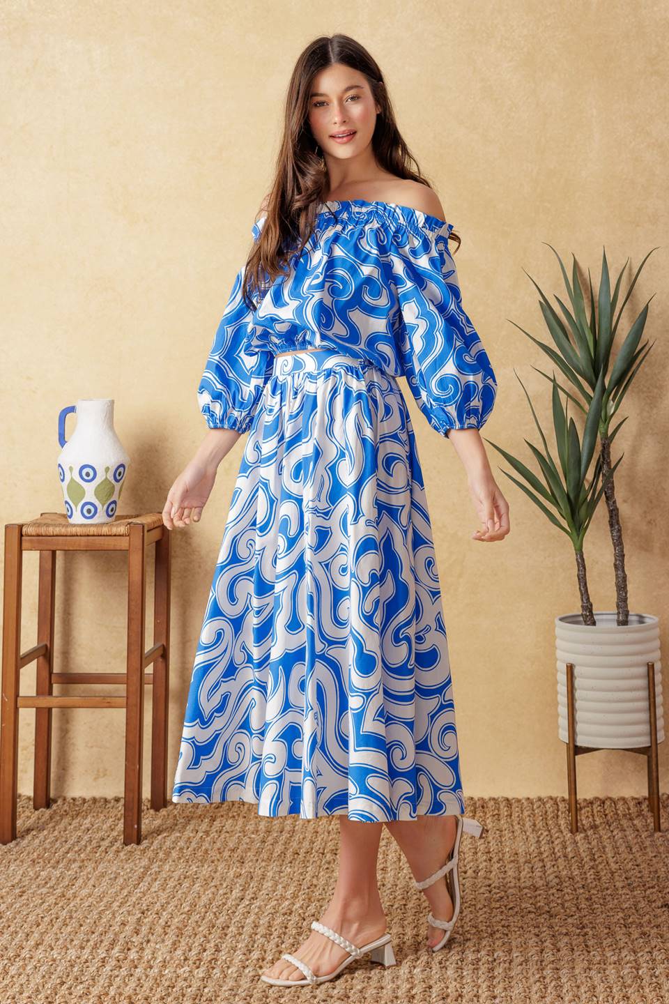 Conjunto Sunset Sashay Azul, composto por blusa e saia.