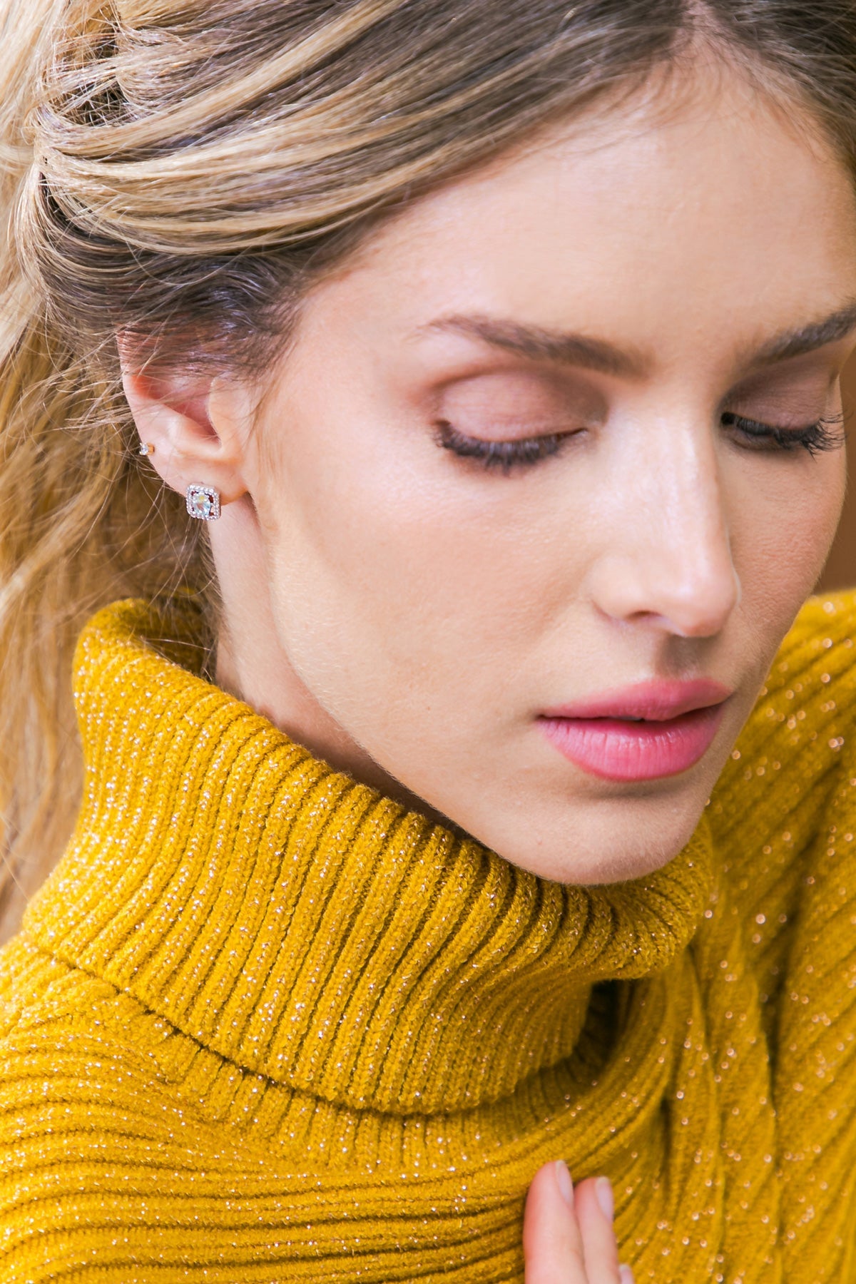 BRINCOS REDONDOS COM HALO DE ZIRCÔNIA