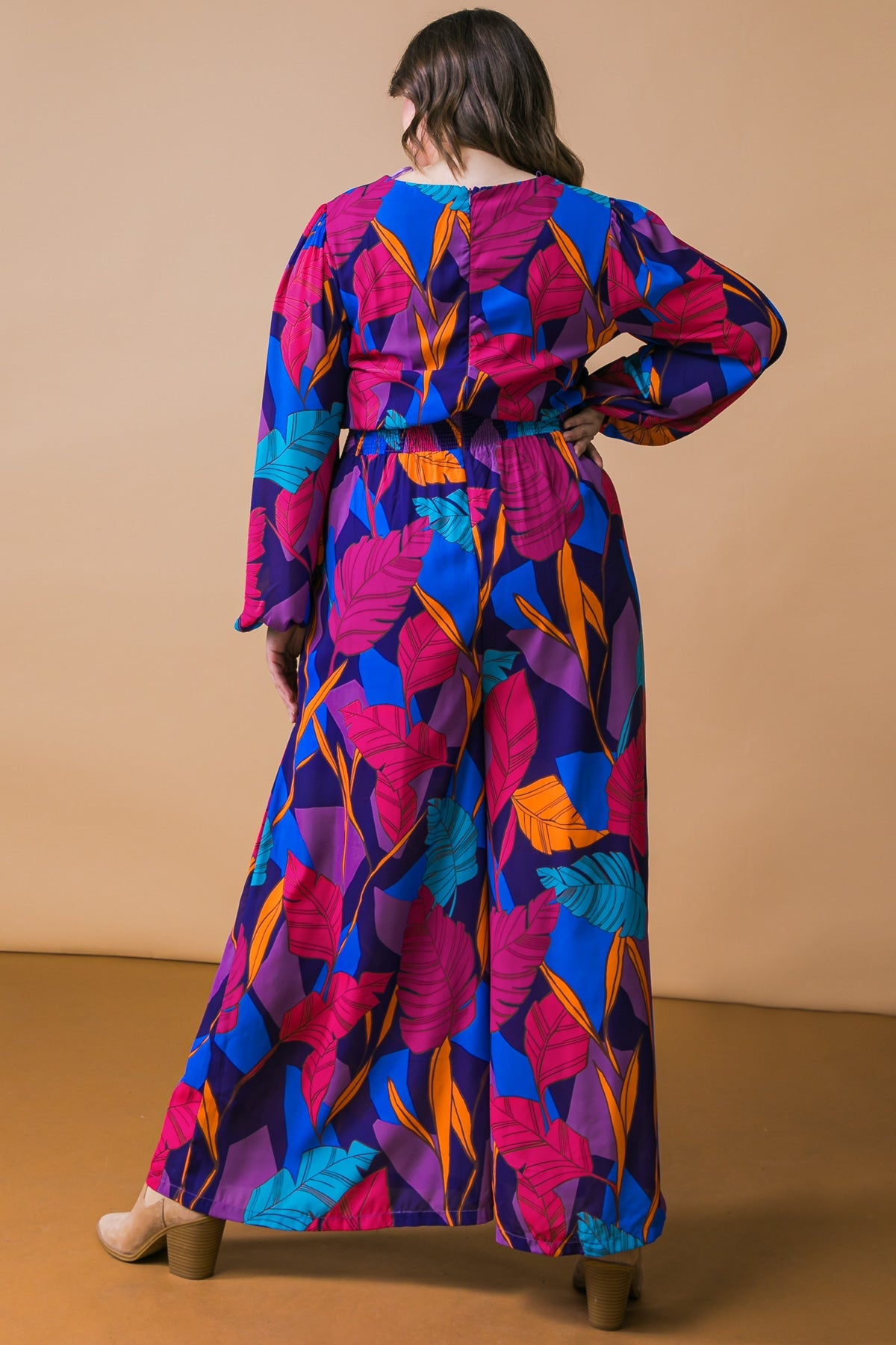 Atreva-se a usar o macacão de tecido plano.