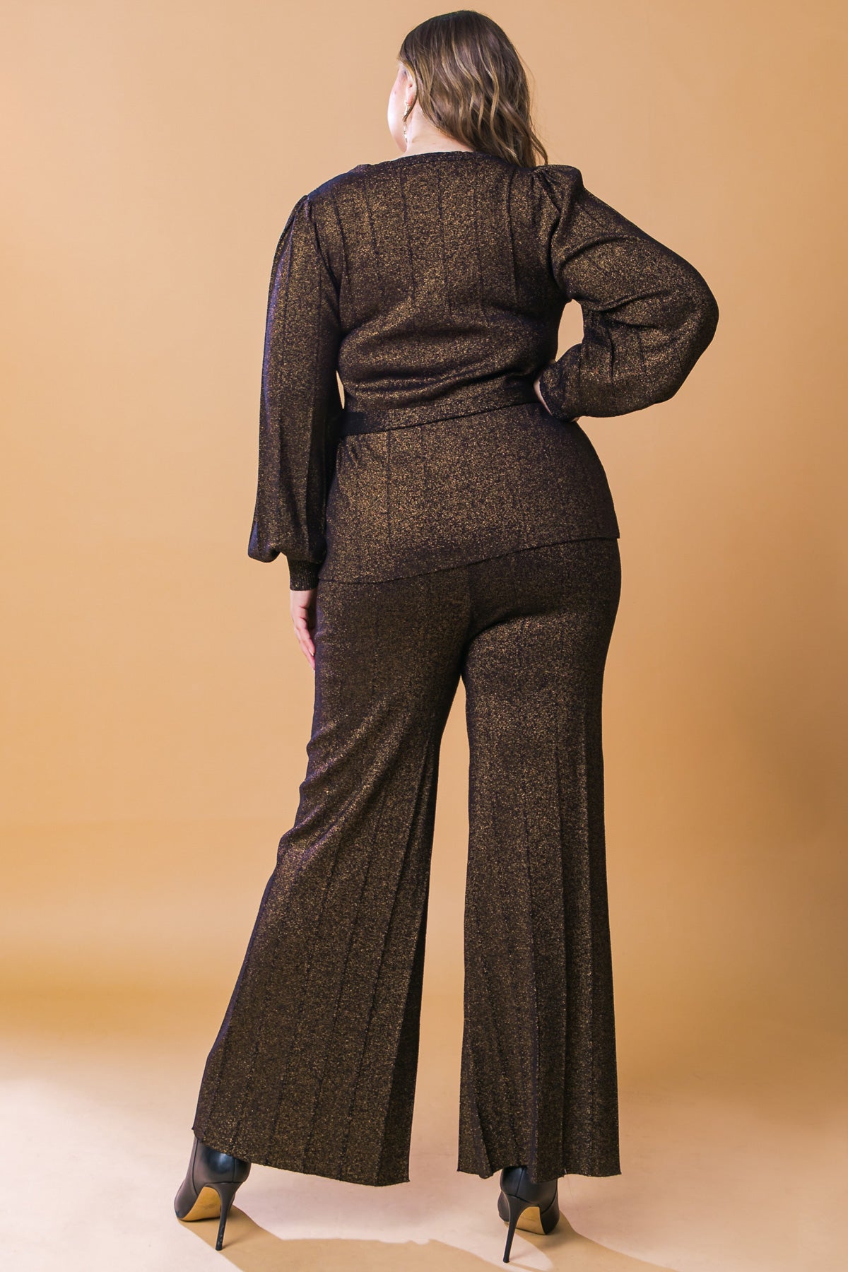 Conjunto deslumbrante de suéter metálico Stance, composto por blusa e calça.