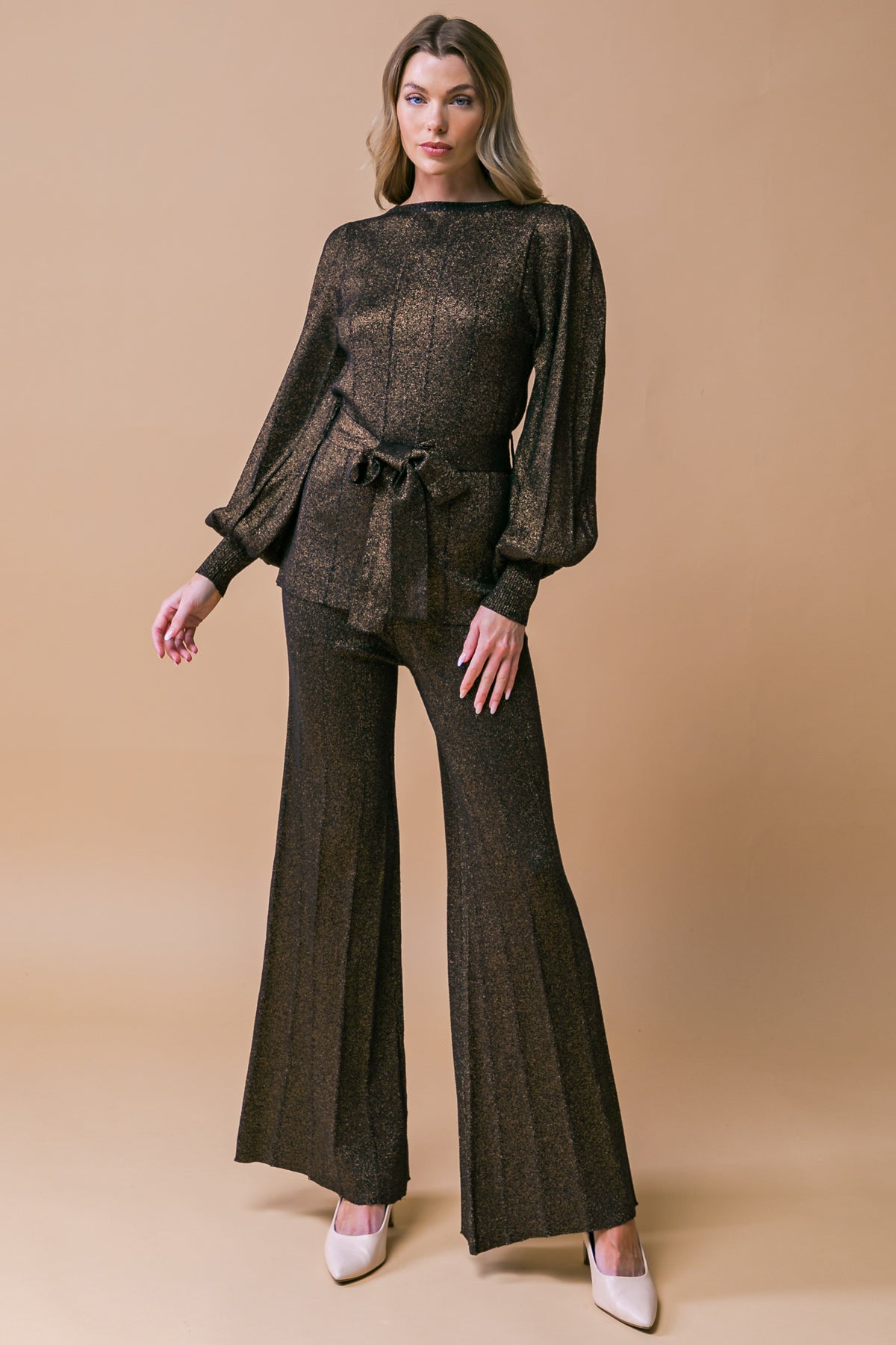 Conjunto deslumbrante de suéter metálico Stance, composto por blusa e calça.