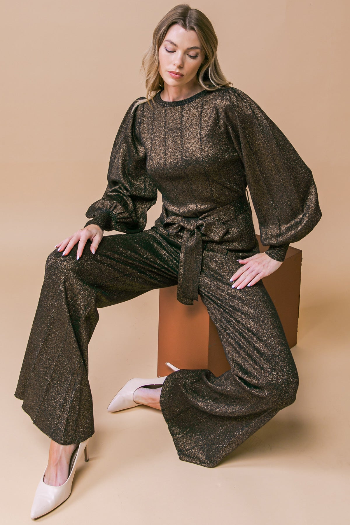 Conjunto deslumbrante de suéter metálico Stance, composto por blusa e calça.