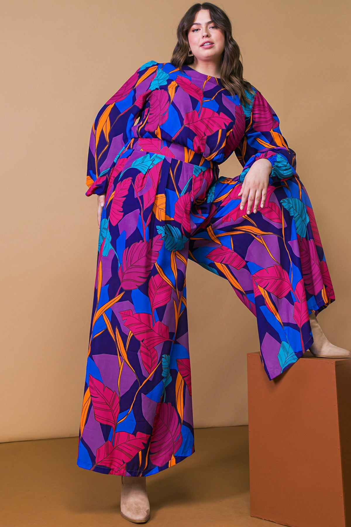 Atreva-se a usar o macacão de tecido plano.