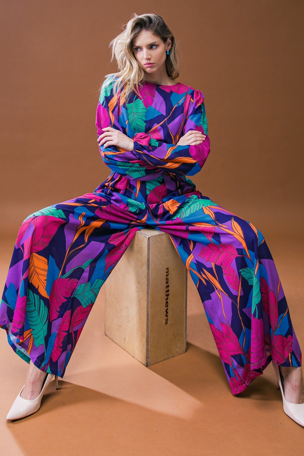 Atreva-se a usar o macacão de tecido plano.