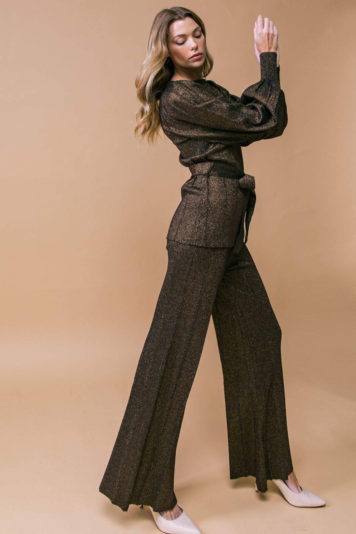 Conjunto deslumbrante de suéter metálico Stance, composto por blusa e calça.