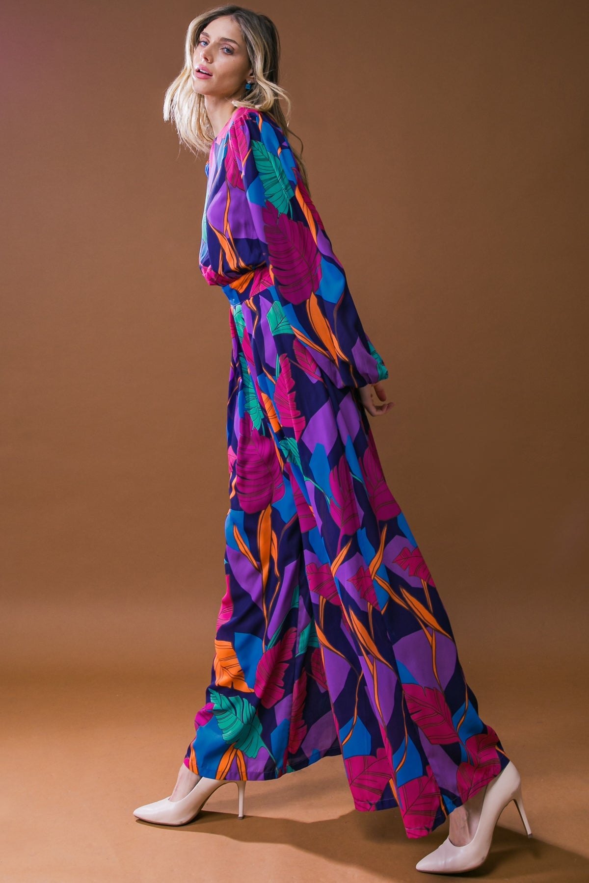 Atreva-se a usar o macacão de tecido plano.