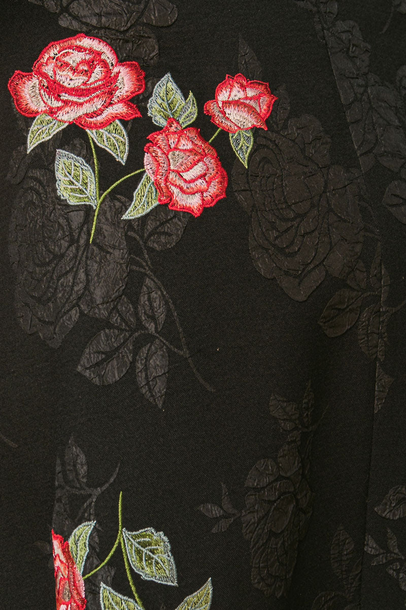 FALDA MIDI CON BORDADO DE ROSAS