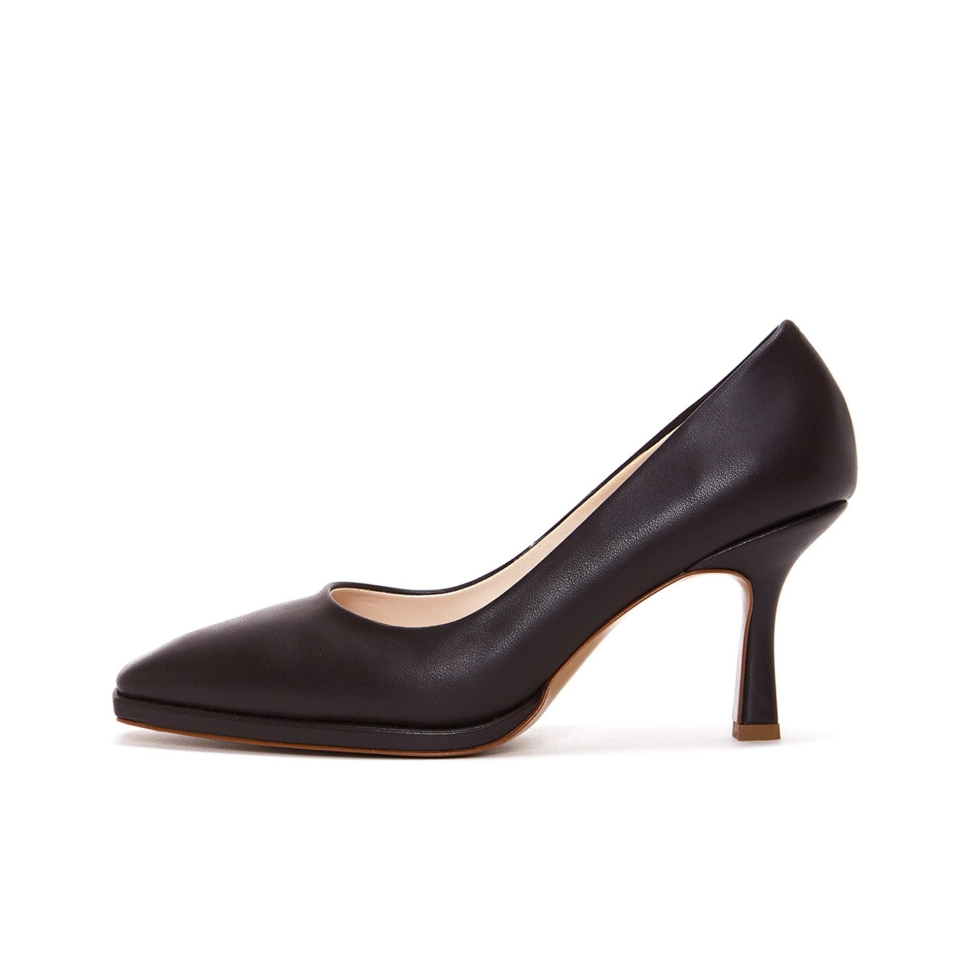 Zapatos de tacón y zapatos de salón con actitud de moda 