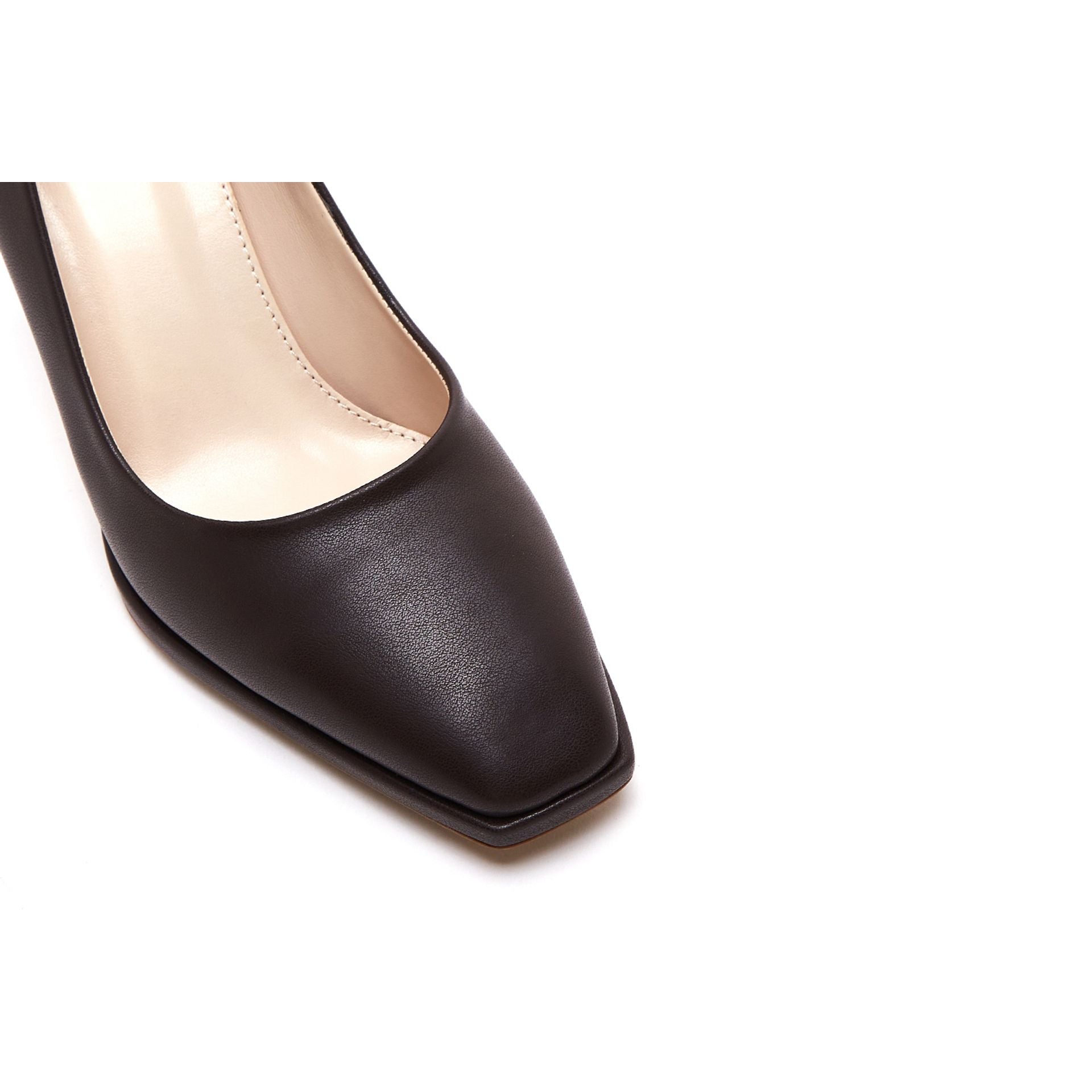 Zapatos de tacón y zapatos de salón con actitud de moda 