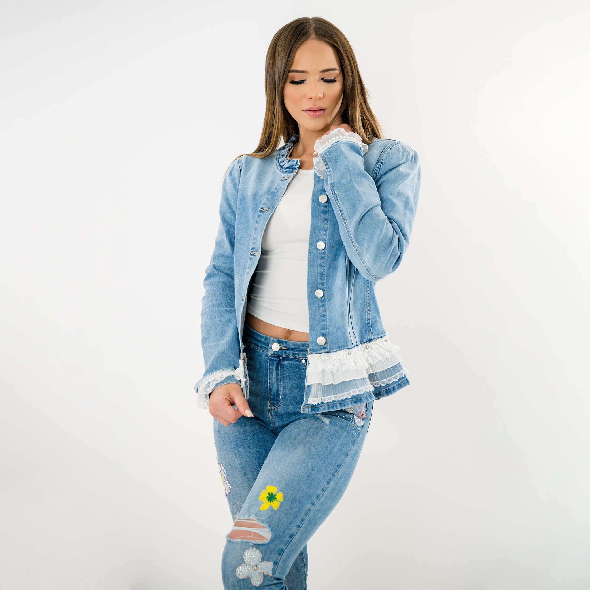 Jaqueta de mangas compridas bordada com miçangas e peplum de renda.