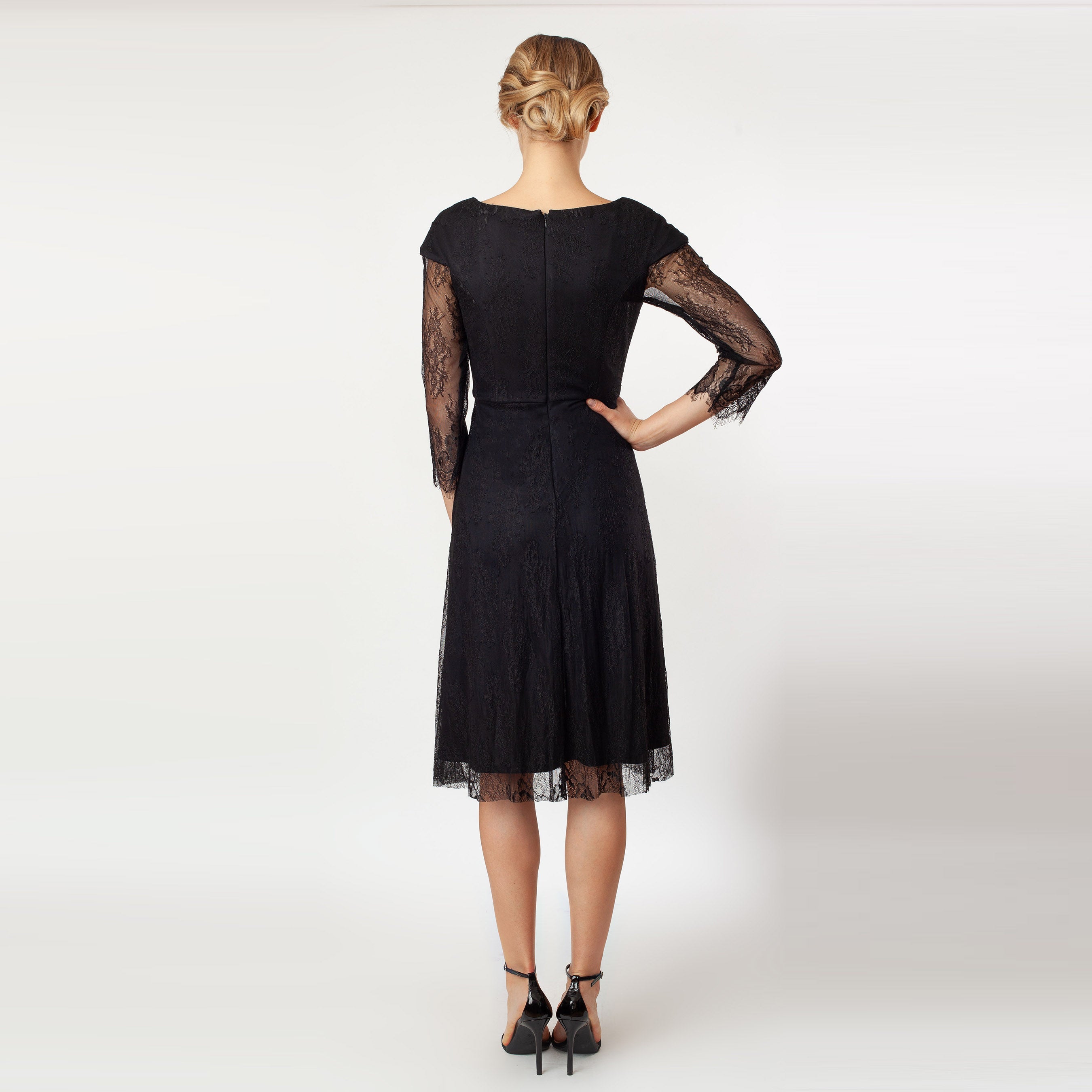 Vestido ajustado y acampanado con pliegues centrales