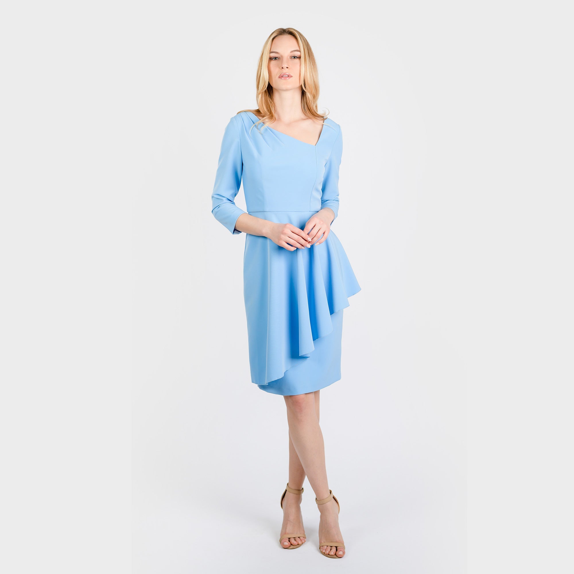 Vestido clásico con escote asimétrico de manga tres cuartos y sobrefalda.