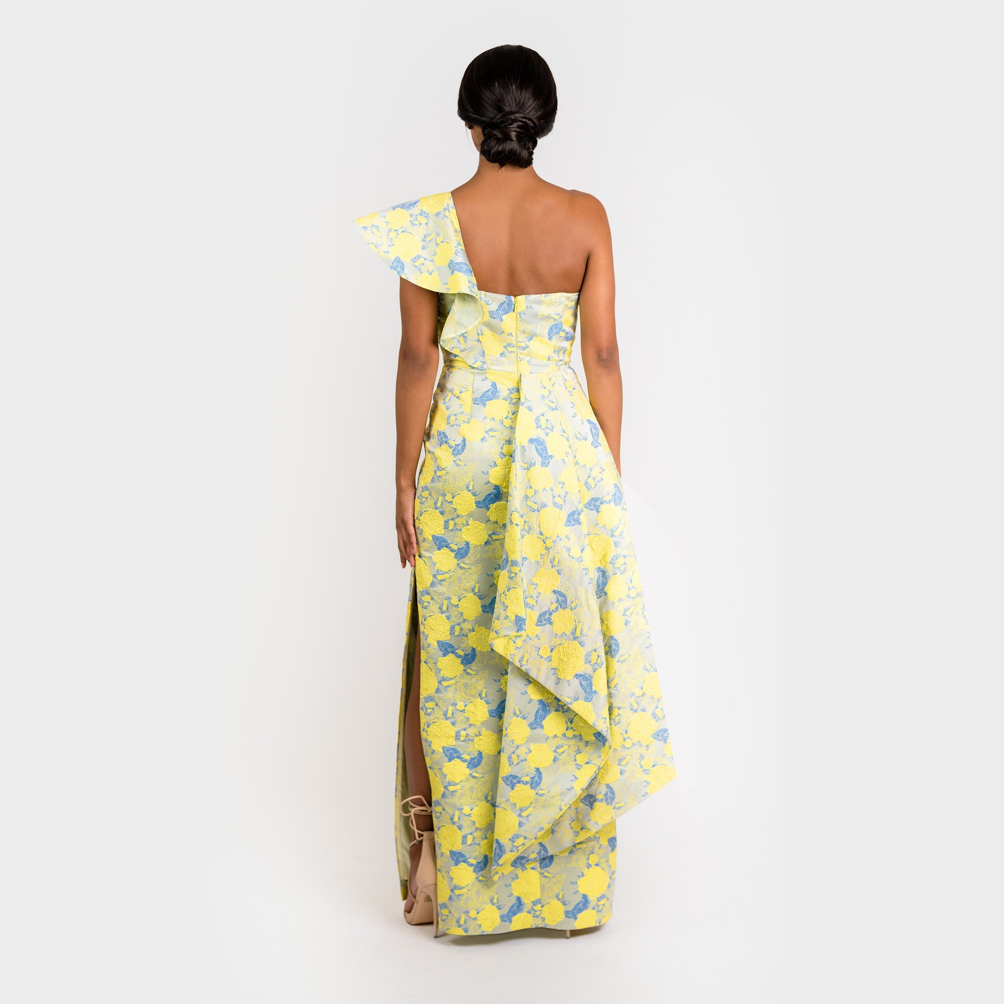 El clásico vestido de tubo con volante asimétrico