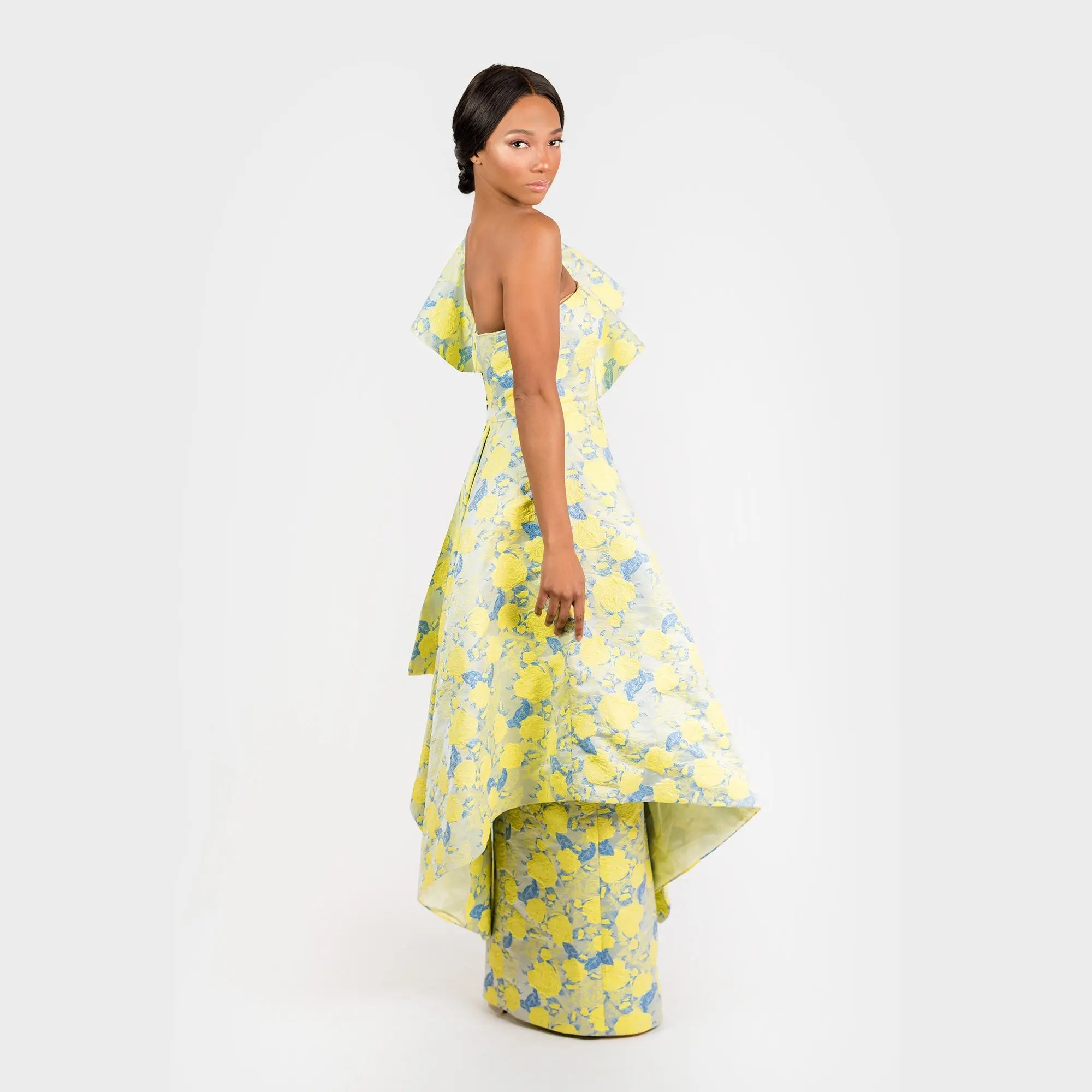 El clásico vestido de tubo con volante asimétrico