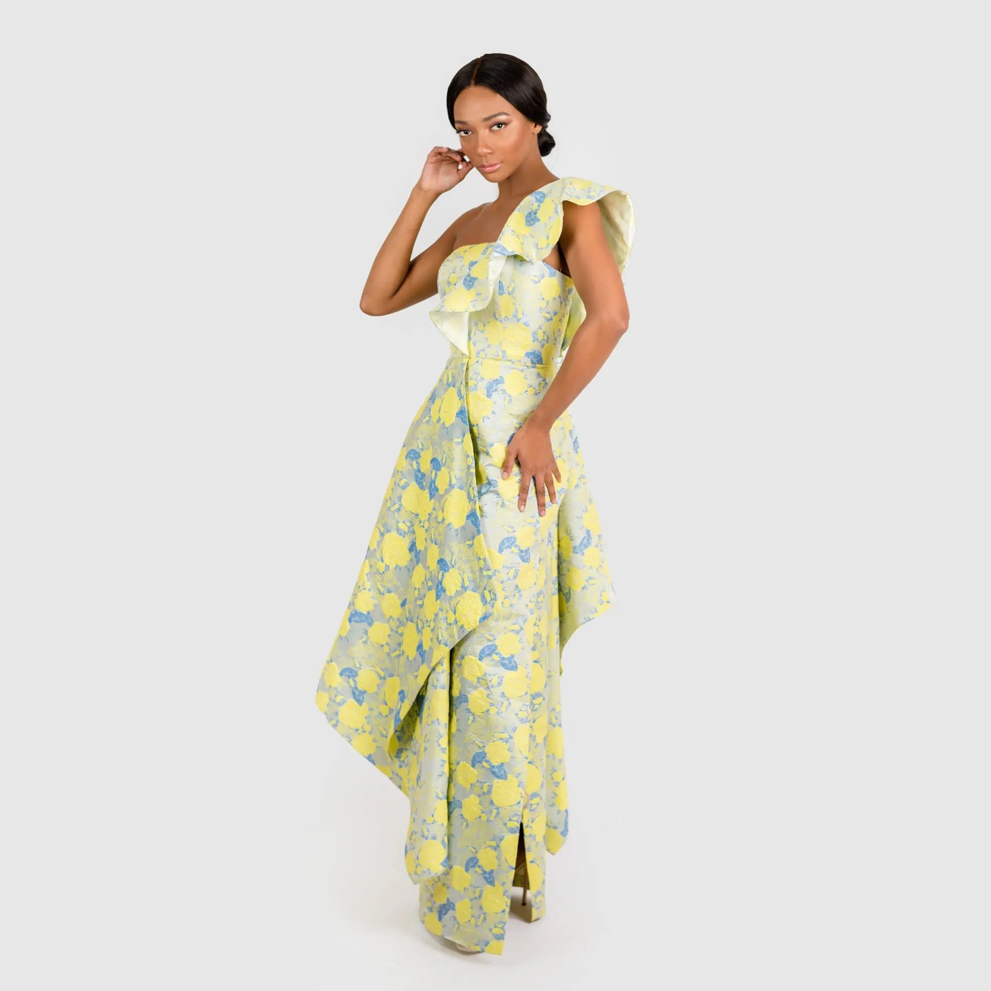 El clásico vestido de tubo con volante asimétrico