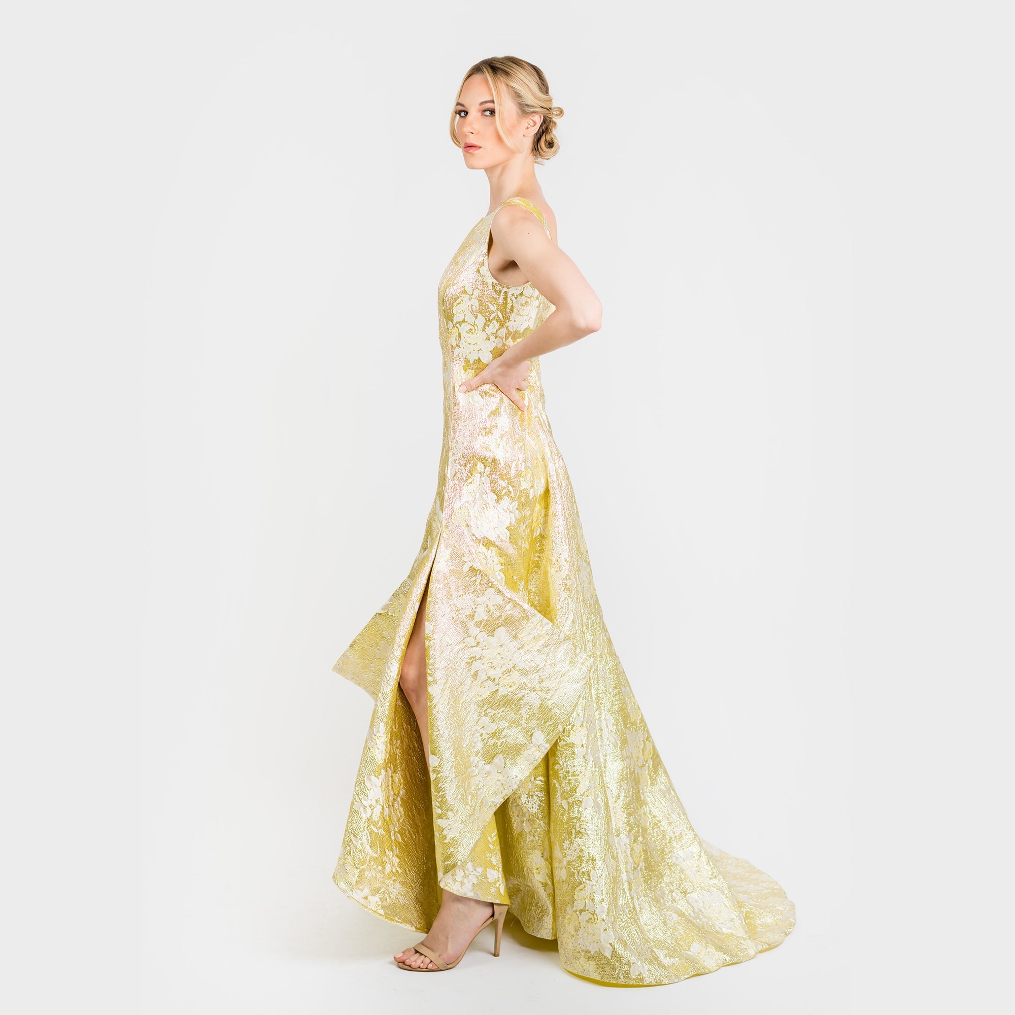 The Sleeveless Side Bottom Flounce Gown Classic - MaraFormigone