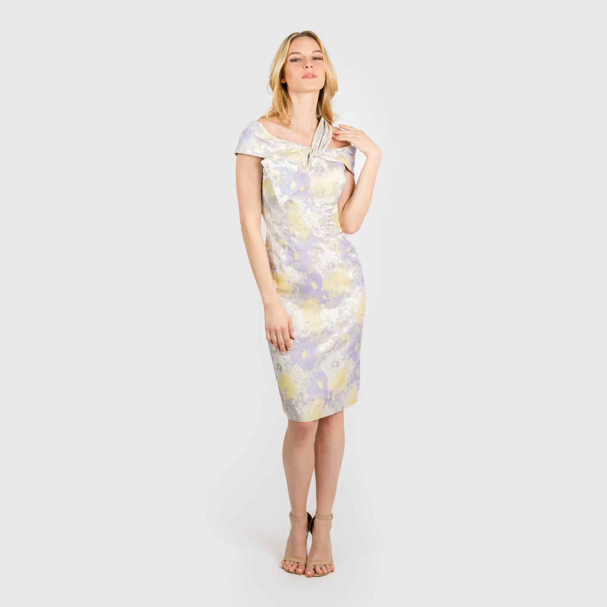 El clásico vestido de lazo con hombros descubiertos