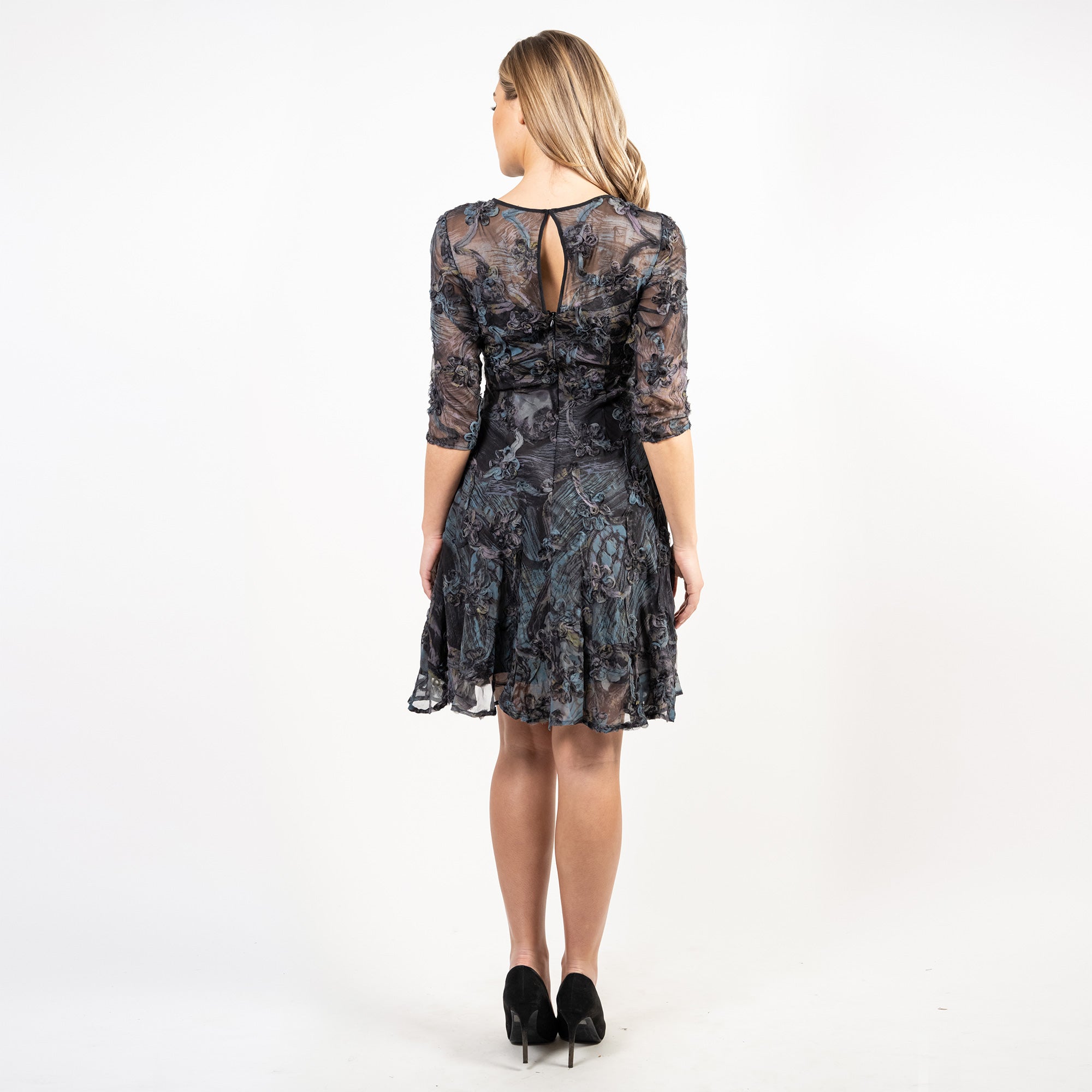 Vestido clásico de corte evasé con cuello barco y hombros fruncidos