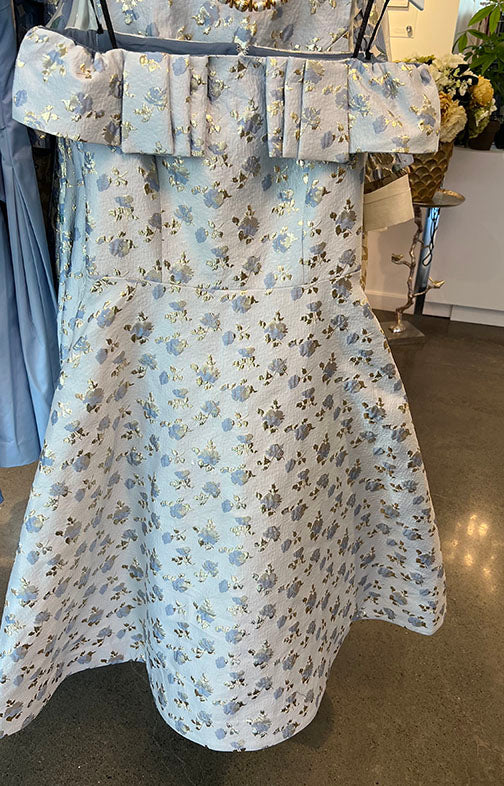 Vestido midi ajustado y acampanado con escote plisado y hombros descubiertos