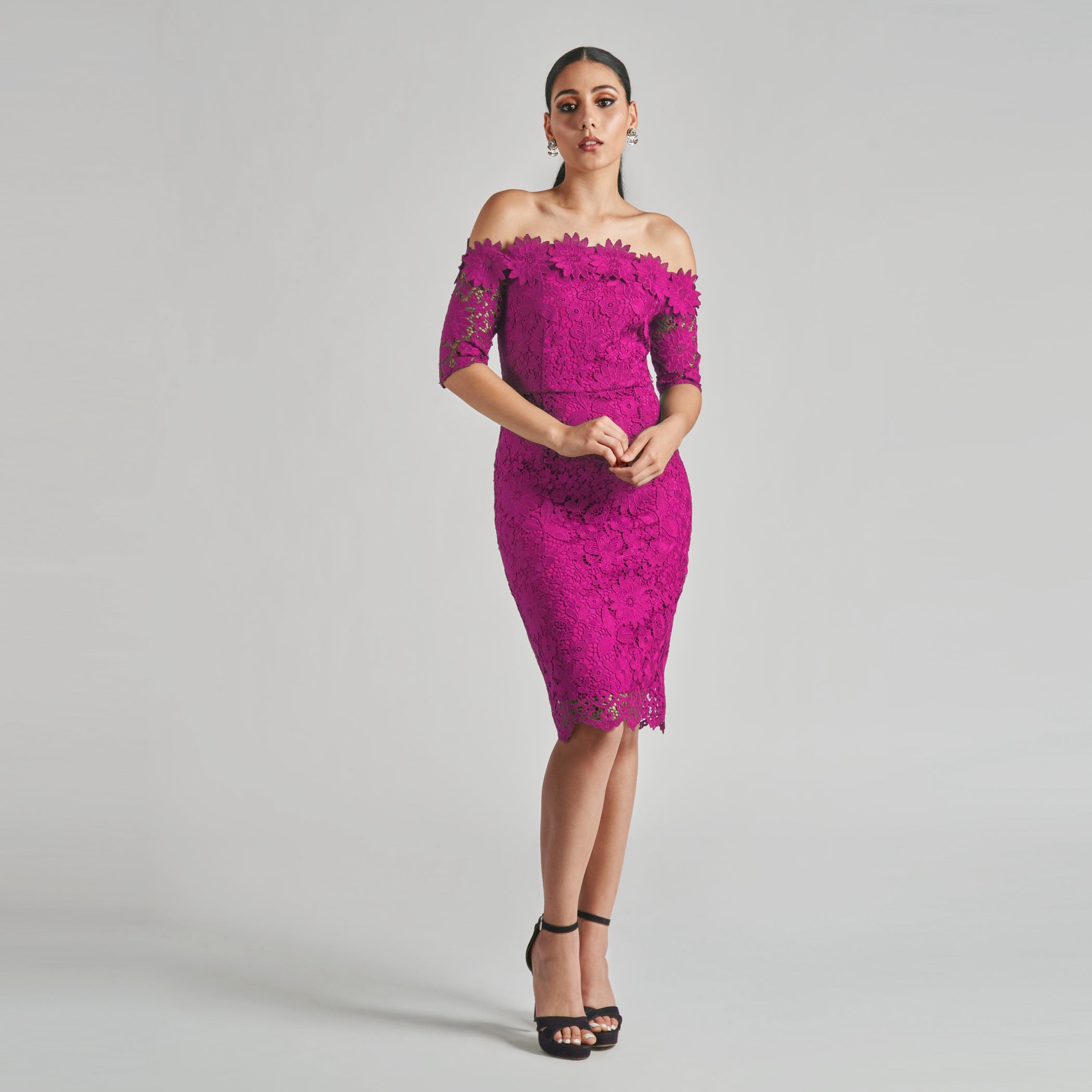 Vestido tubo con apliques florales y hombros descubiertos