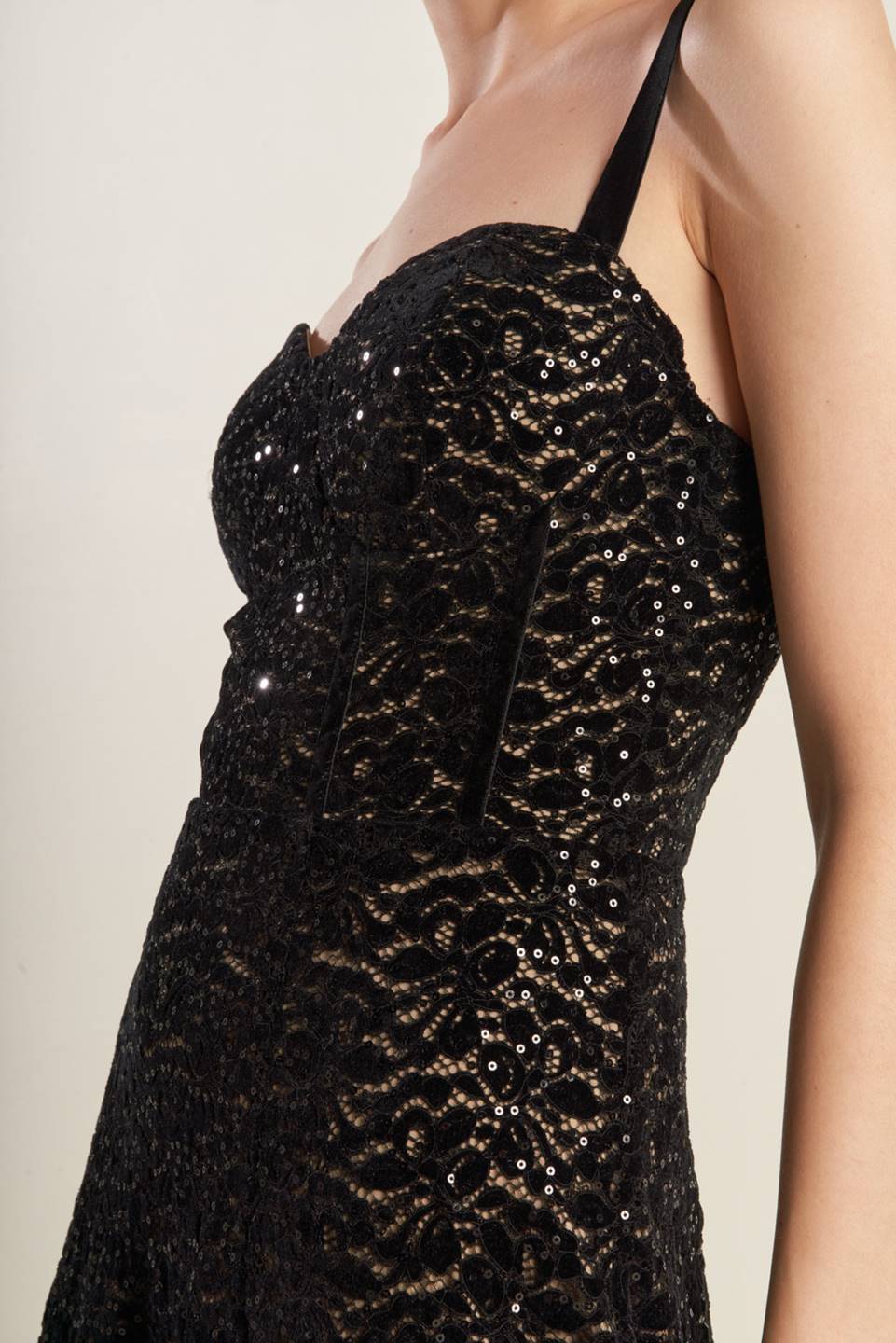 VESTIDO MIDI DE ENCAJE TEJIDO STAPLE MOMENT