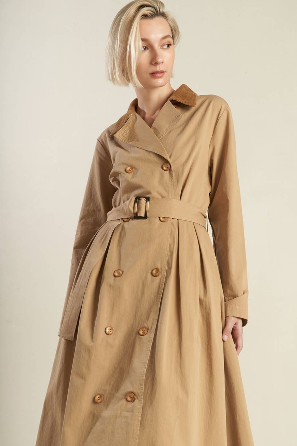 TRENCH COAT MIDI TECIDO COM ESTAMPA DE FOLHAS CAÍDAS