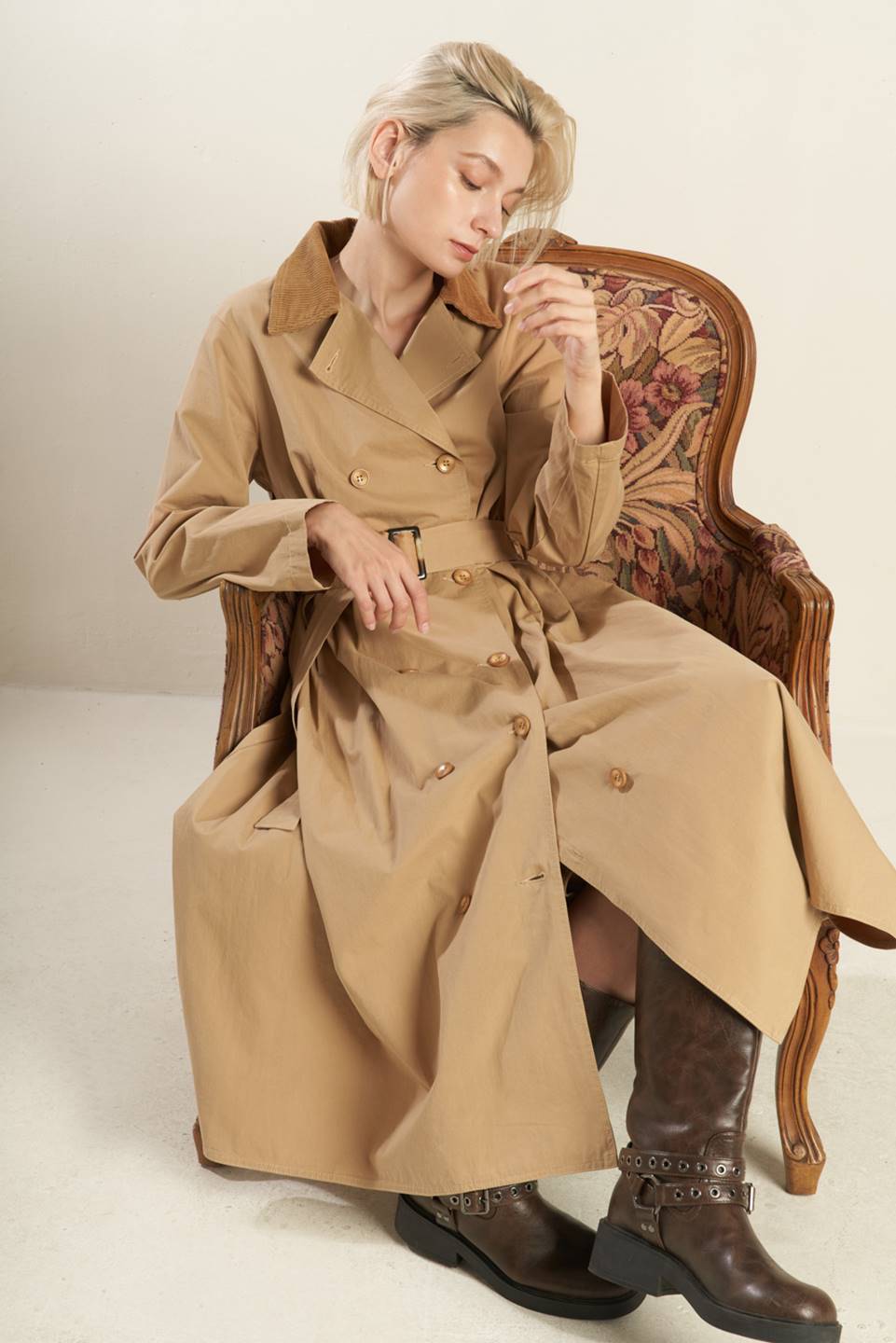 TRENCH COAT MIDI TECIDO COM ESTAMPA DE FOLHAS CAÍDAS