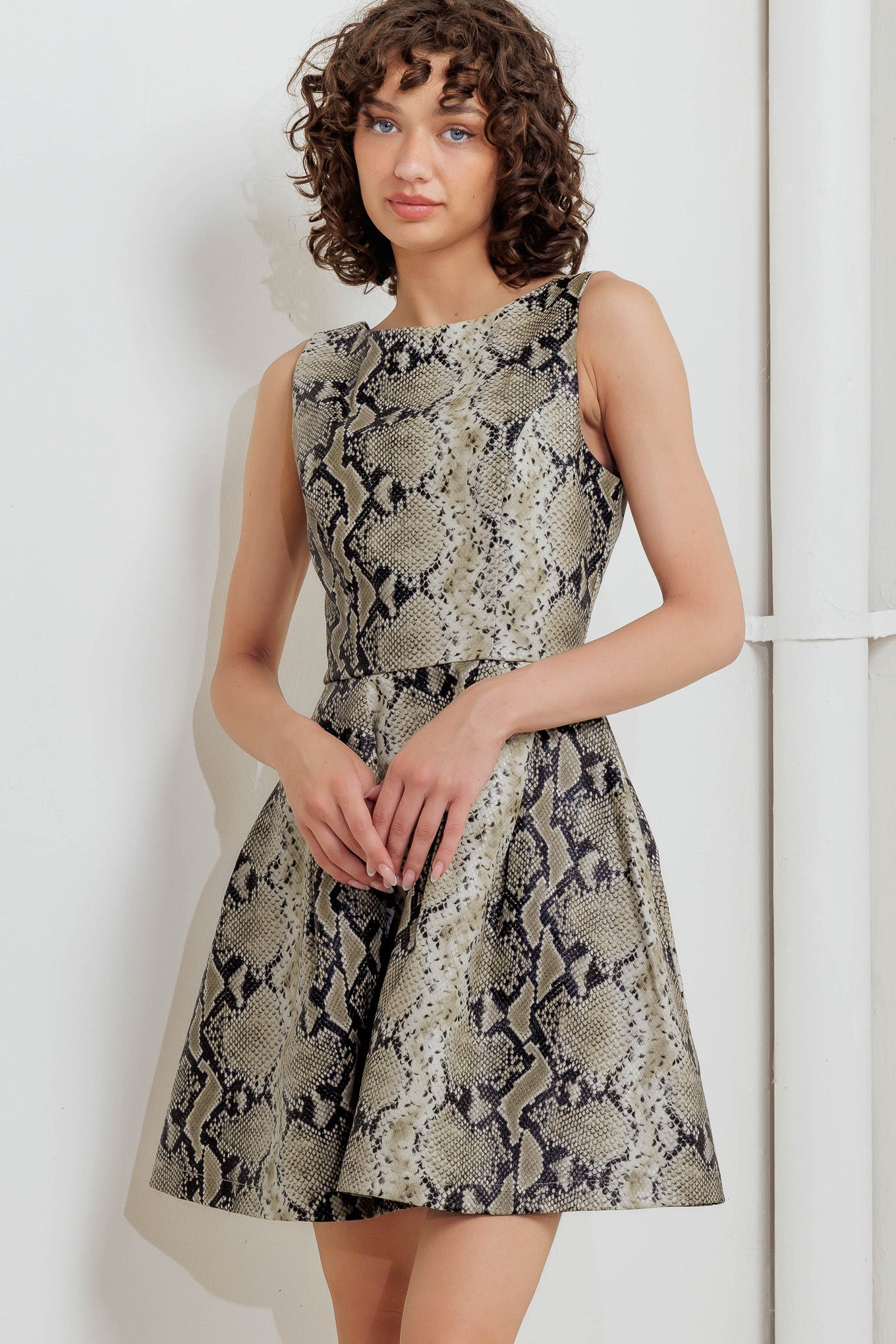 MINIVESTIDO DE PIEL SINTÉTICA CON ESTAMPADO DE SNAKER