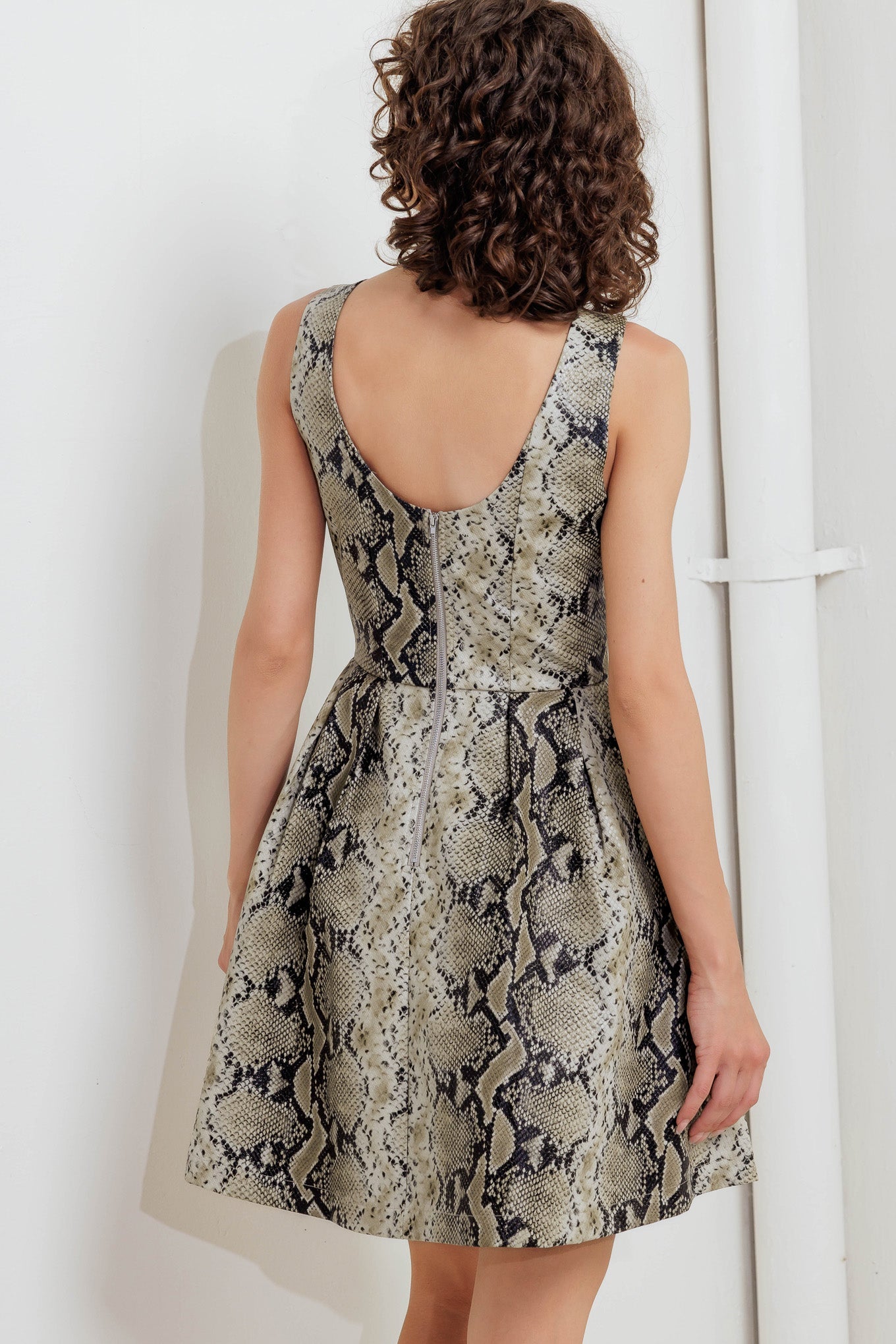 Vestido curto de couro sintético com estampa de cobra