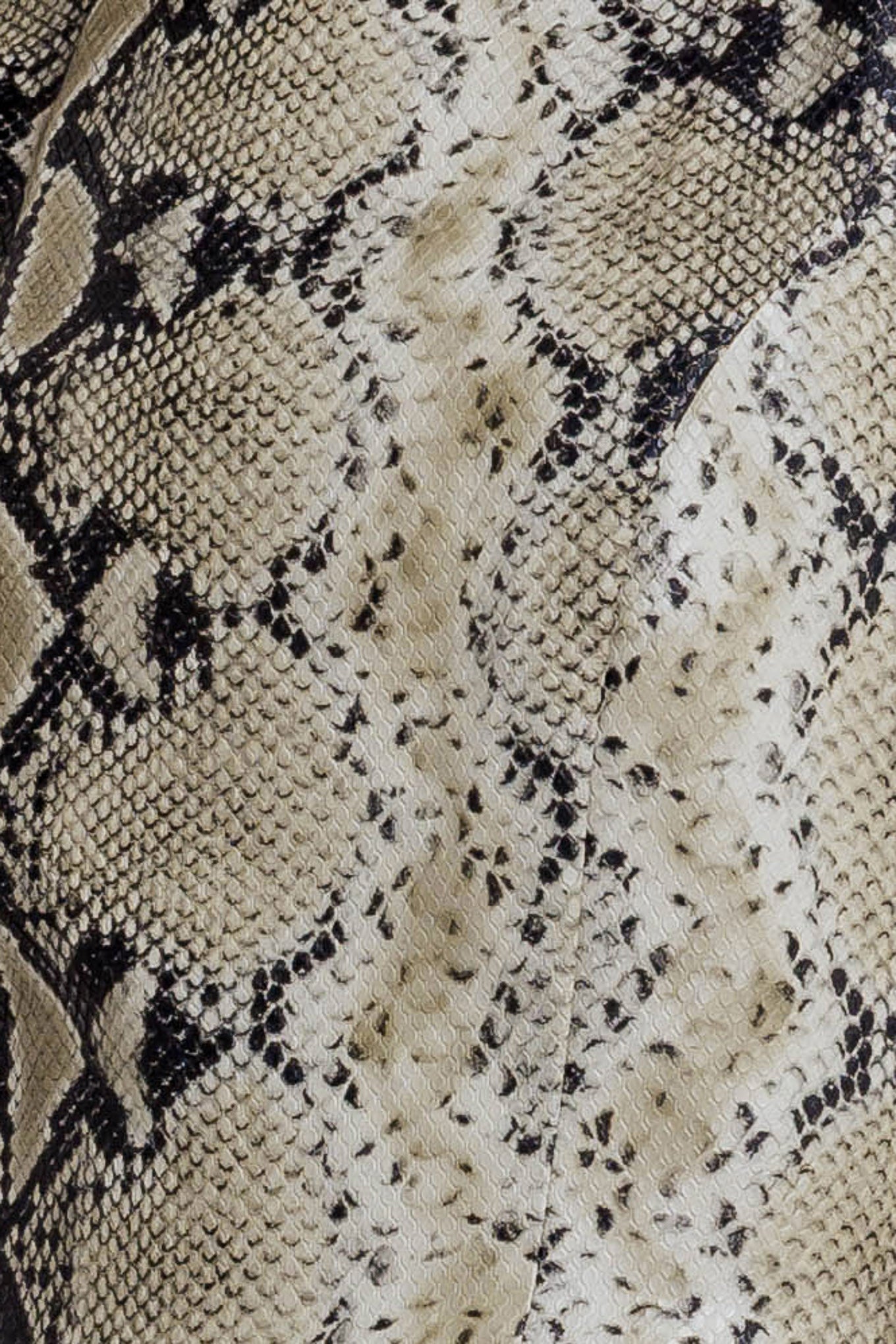 Vestido curto de couro sintético com estampa de cobra