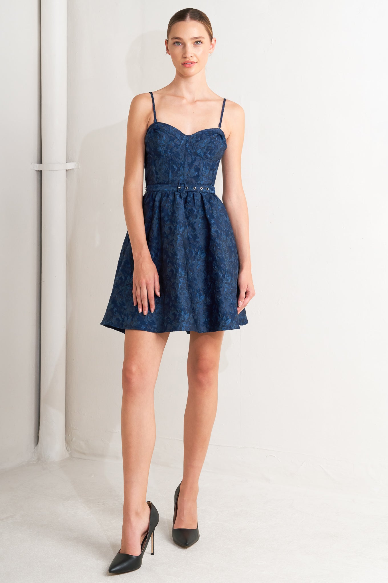 Vestido curto em jacquard tecido azul marinho estilo romance