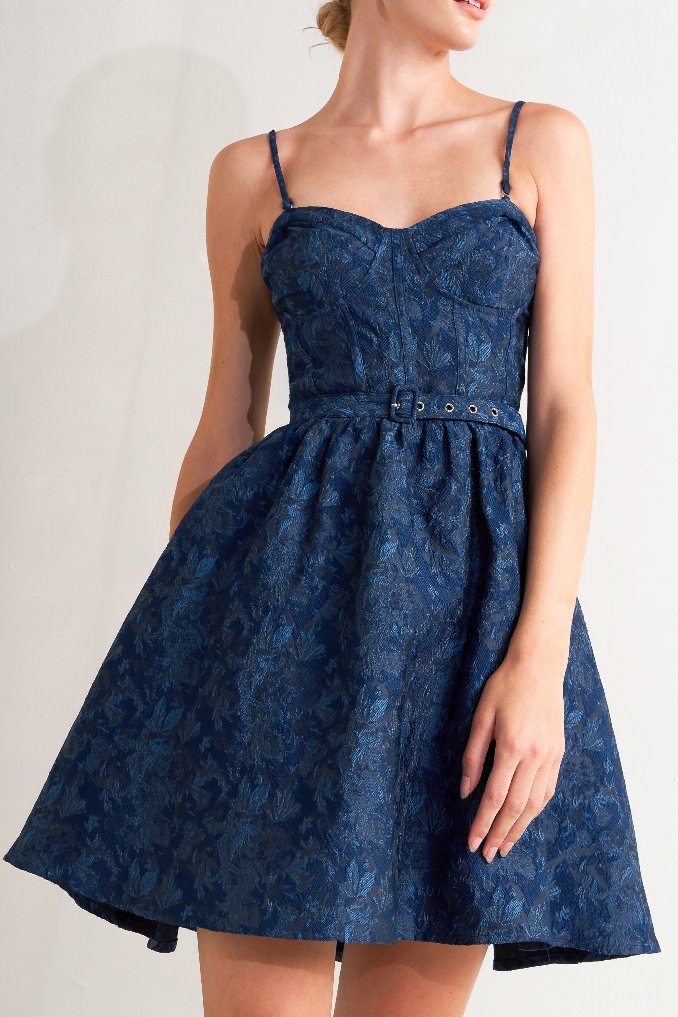 Vestido curto em jacquard tecido azul marinho estilo romance