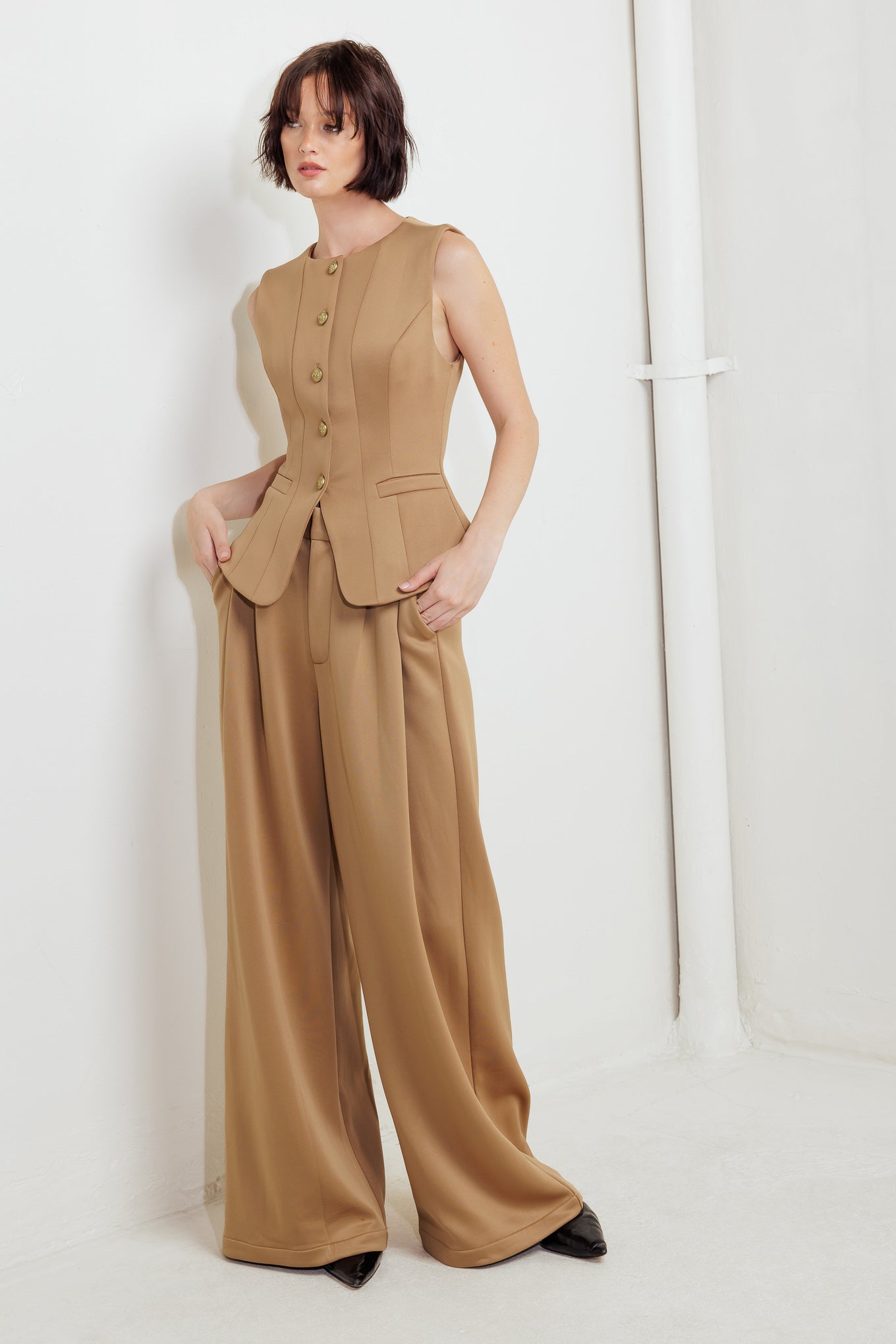 CHALECO TEJIDO DE PÉTALOS ROMÁNTICO