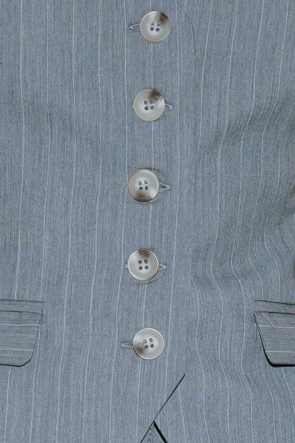 SONRÍE CON ESTILO CON CHALECO GRIS TEJIDO