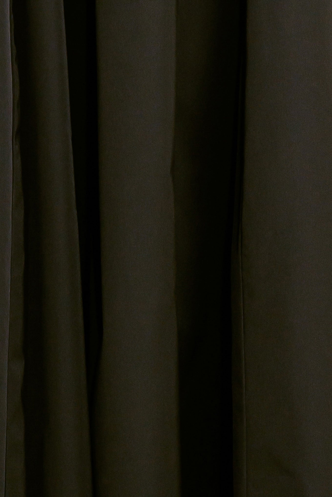 Saia midi preta de tecido dourado