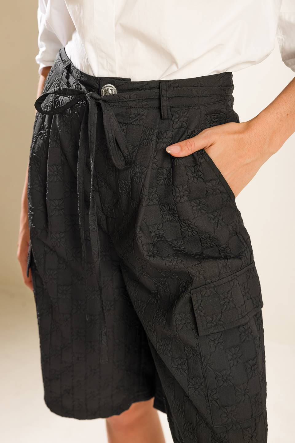 SEE WHAT HAPPENS WOVEN BERMUDA SHORTS - MaraFormigone