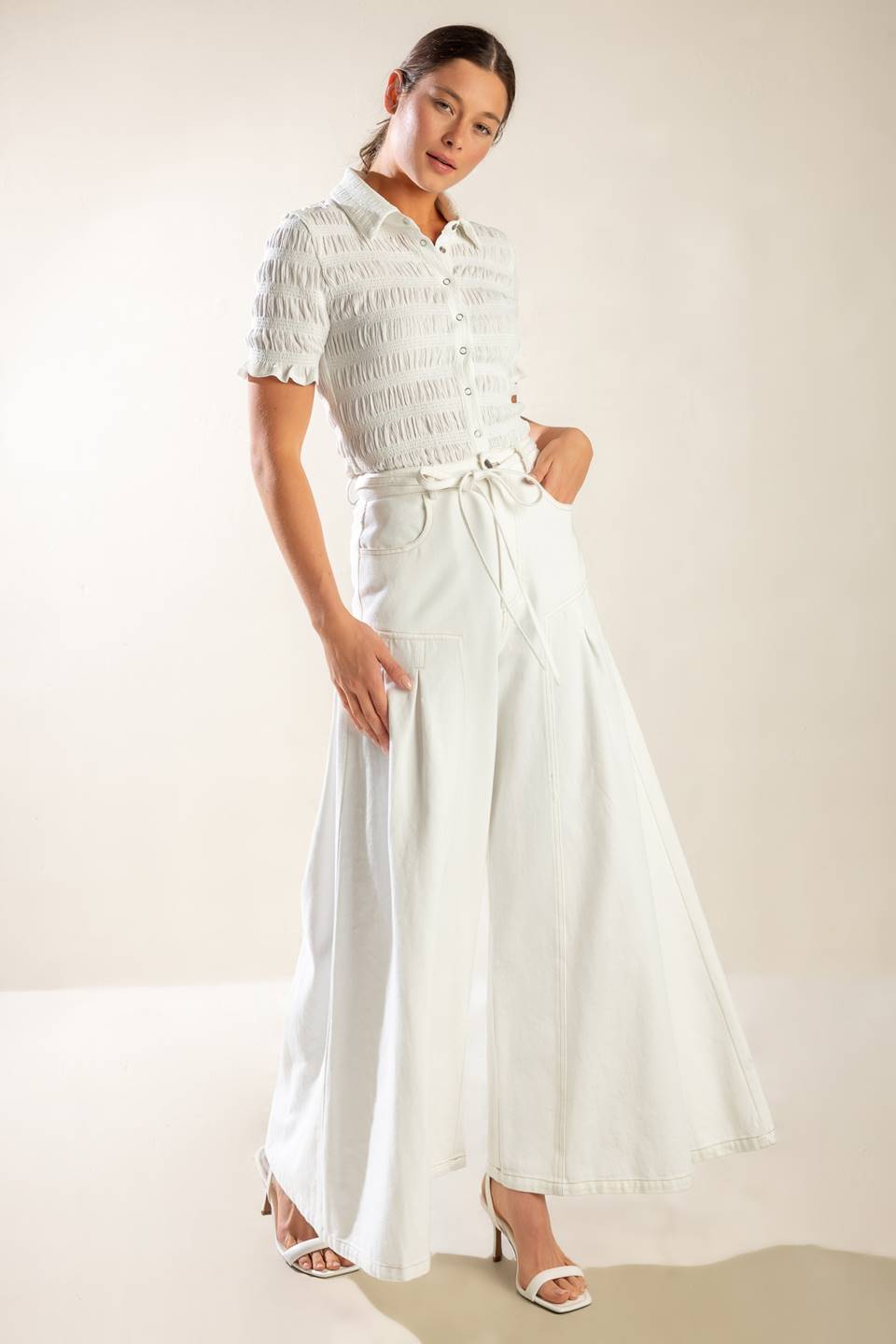 CALÇAS BRANCAS DE TECIDO TODO DOMINGO